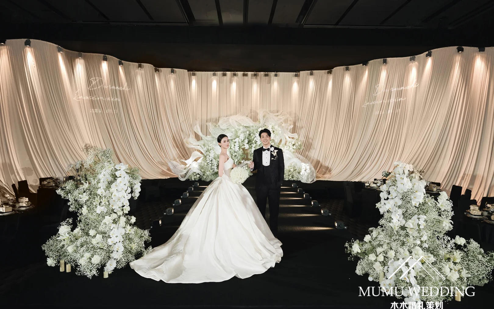 香槟色布幔营造柔雅婚礼格调