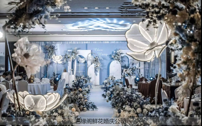小预算蓝色清新室内婚礼旋转楼梯
