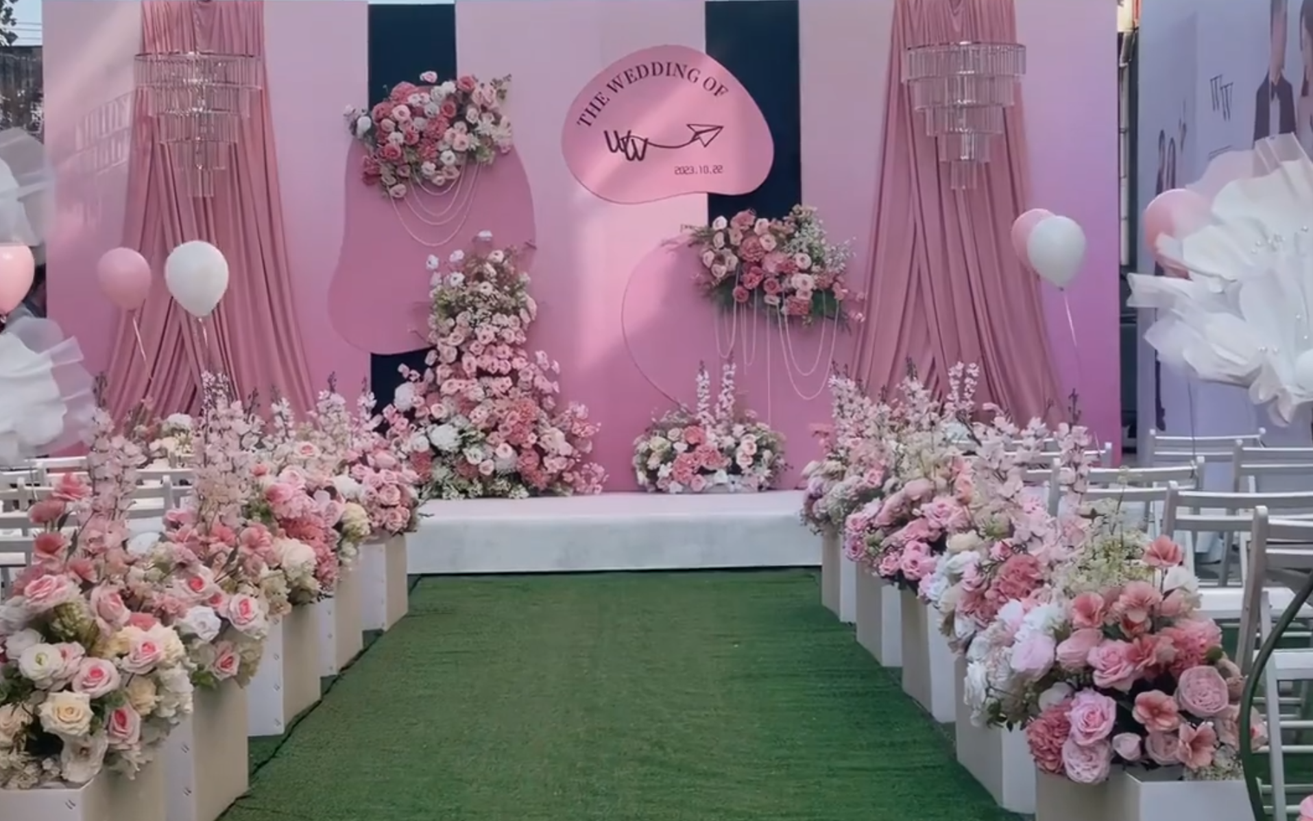 粉色花海萦绕的婚礼时刻