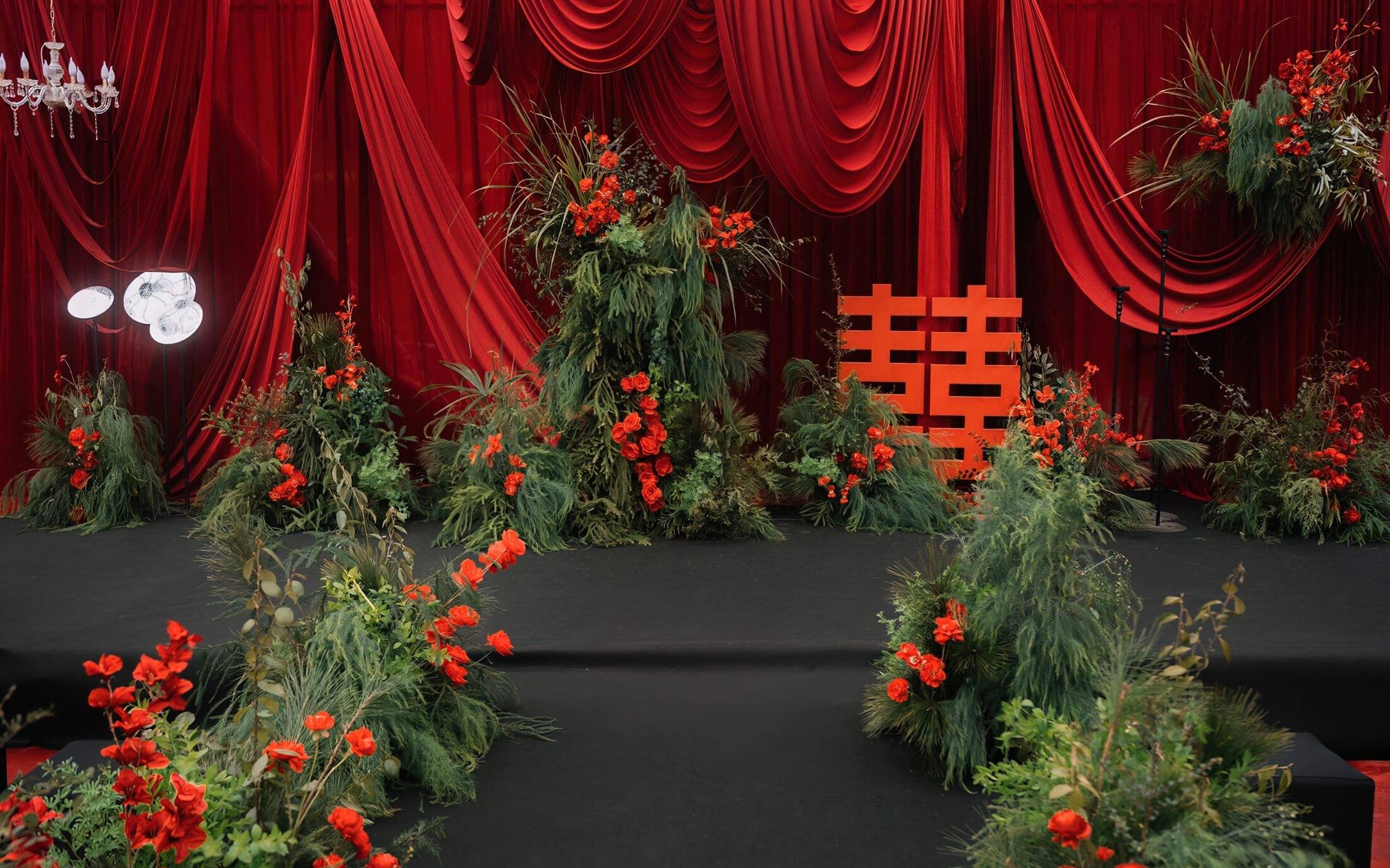 【美卡婚礼】户外庭院—红色布幔野生花艺囍字婚礼
