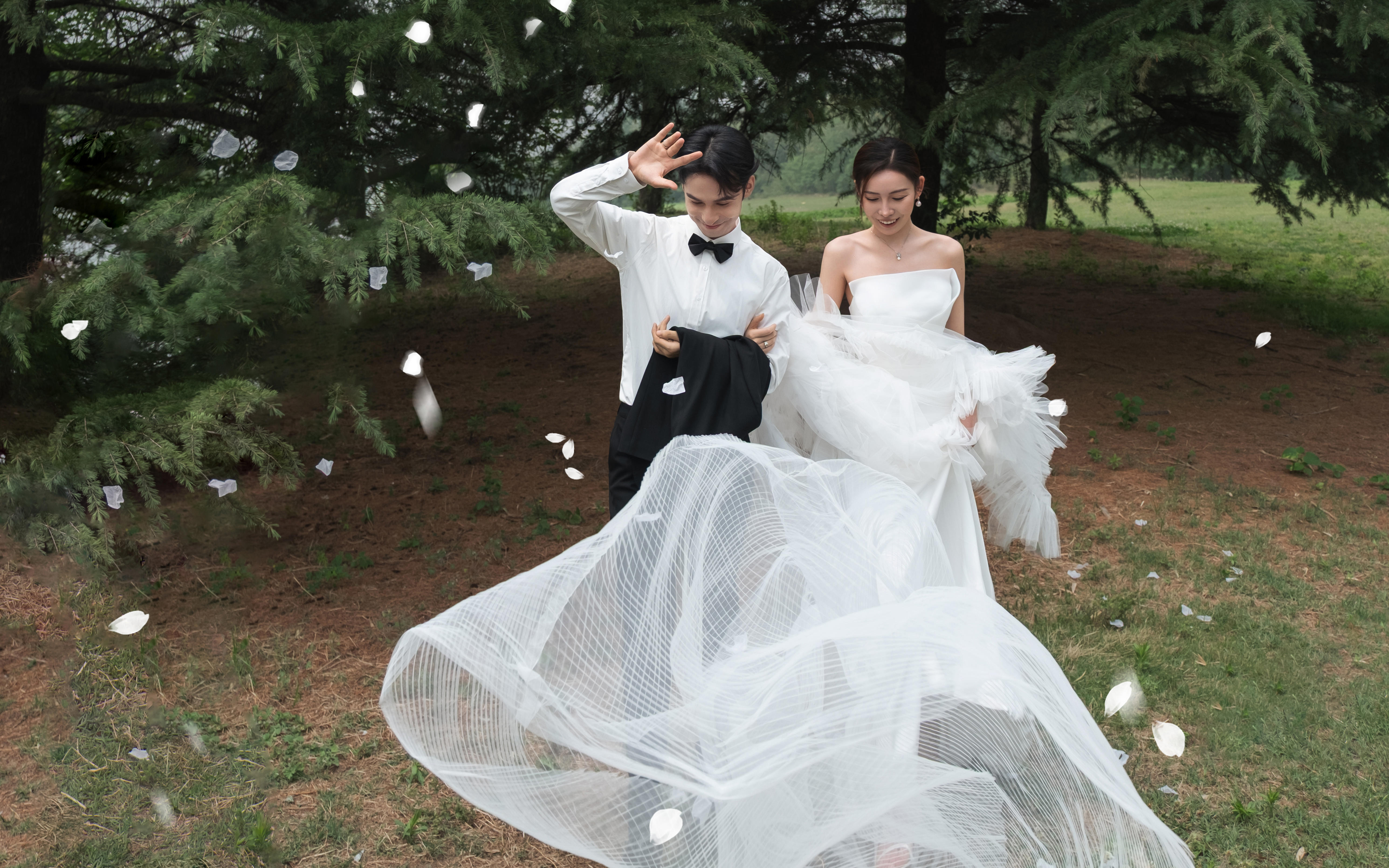 誰(shuí)懂啊?? 草坪婚紗照??拍出松弛感天花板?