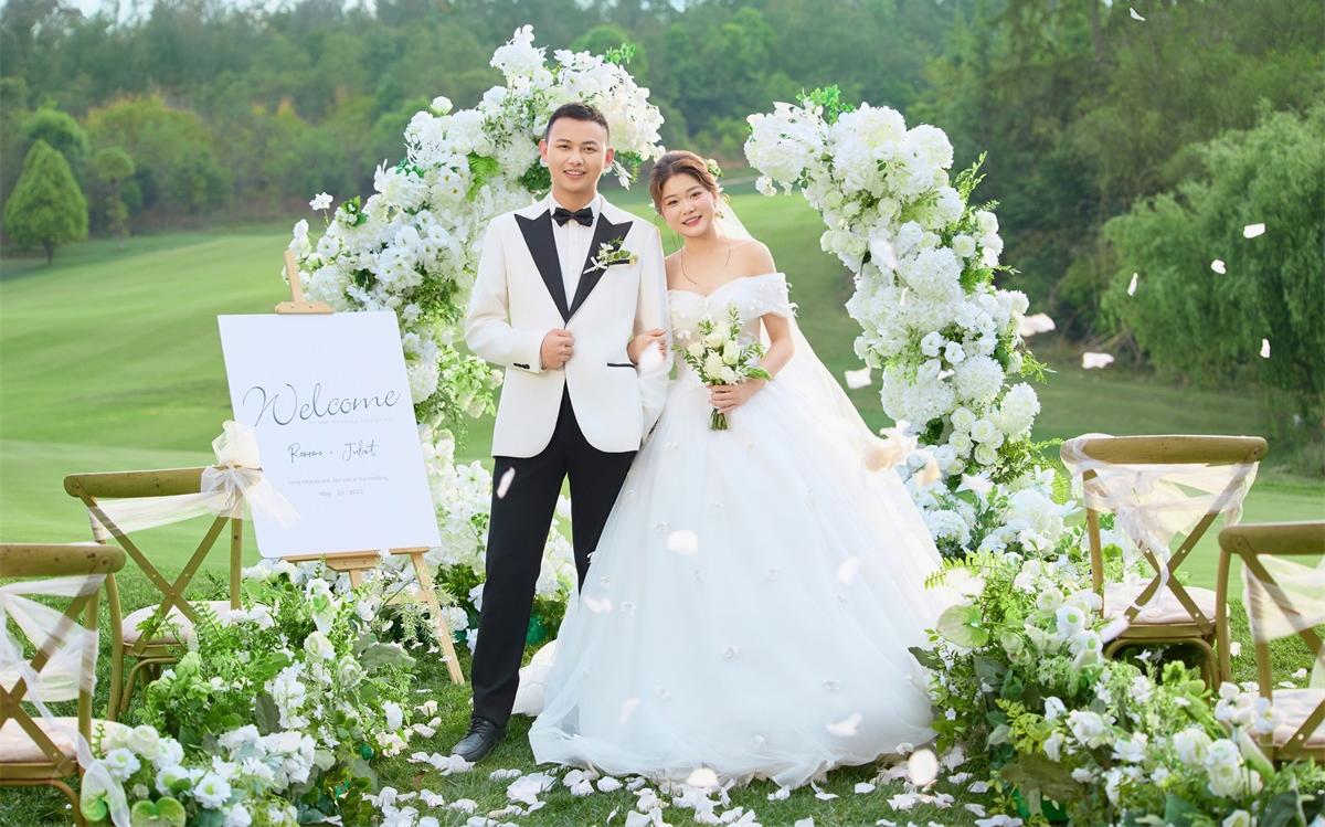 把婚礼现场搬进婚纱照里，专属我们的仪式感
