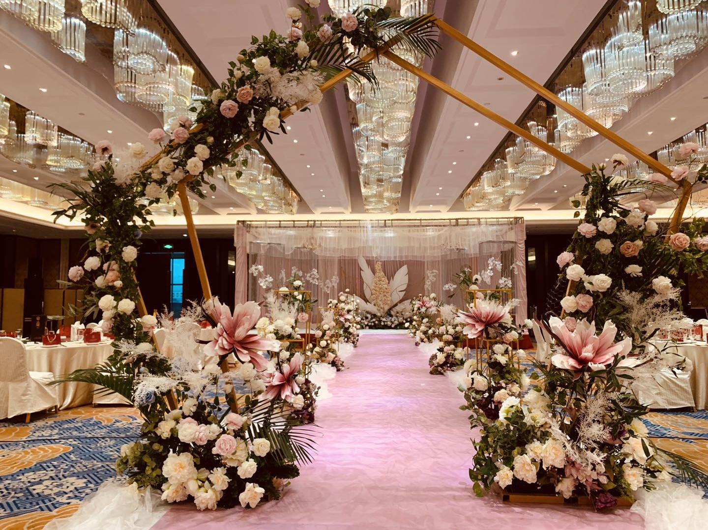 总监档全天跟妆+免租婚纱+亲友妆