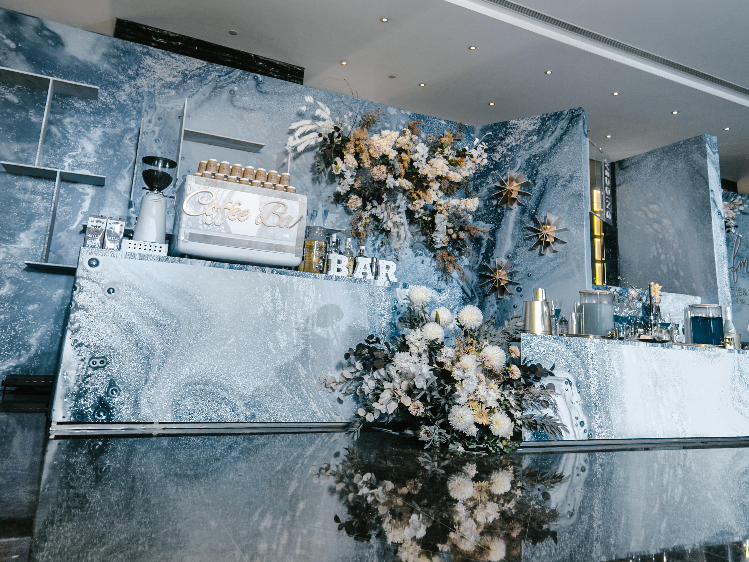 一场神秘又梦幻的蓝色婚礼背后，原来都用了这些元素