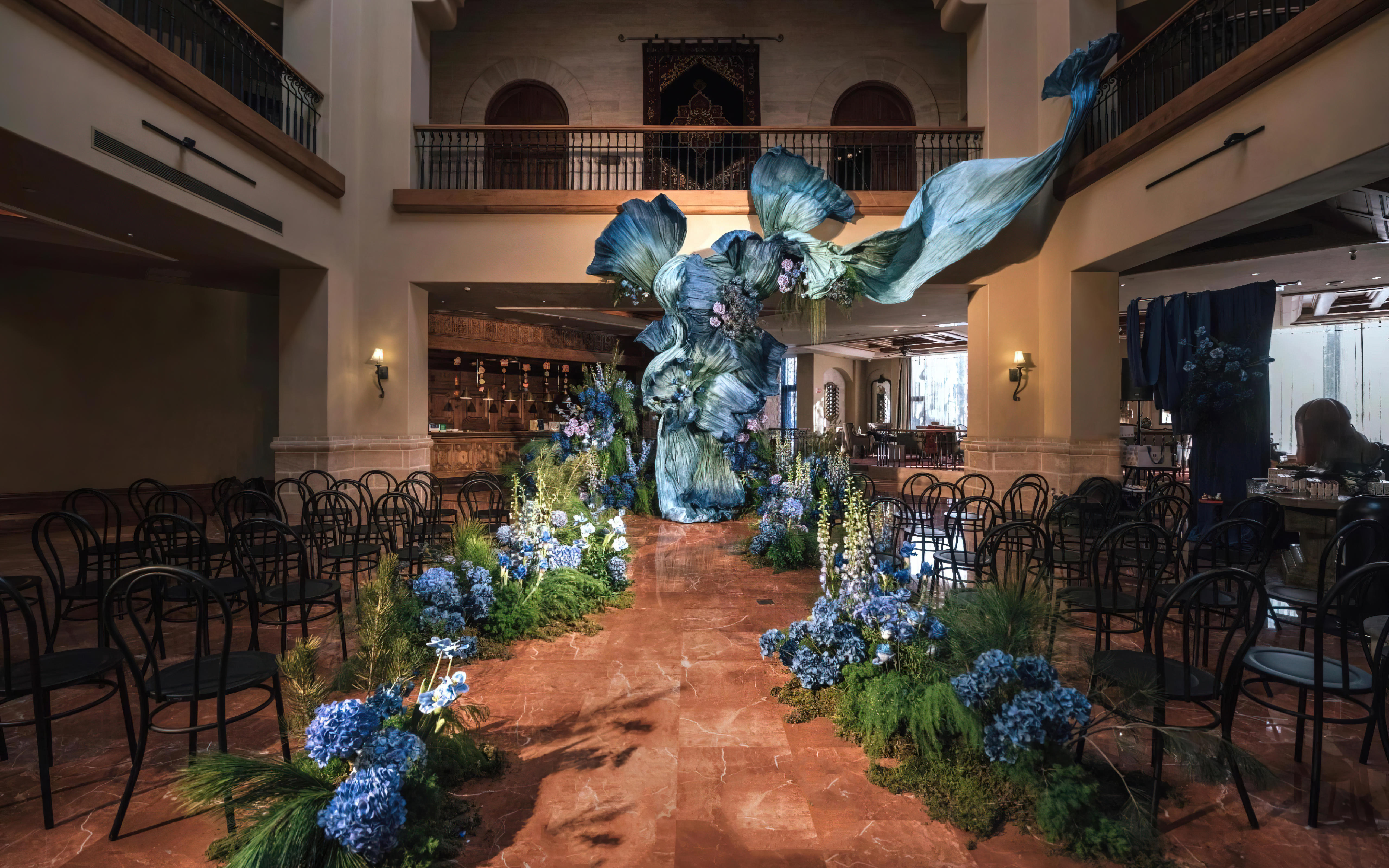 不被定义的浪漫，藏在这抹深邃的蓝里