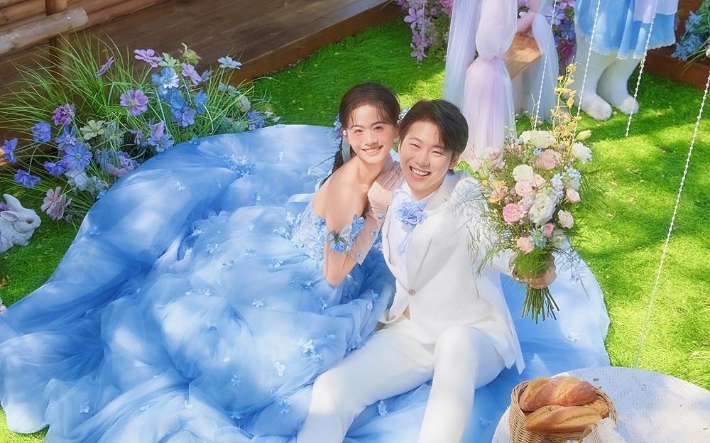 墜入藍(lán)色花神仙境??夢(mèng)幻愛麗絲婚紗照絕了