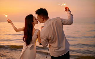 没错！海边婚纱照就是要拍浪漫的夕阳夜景风！