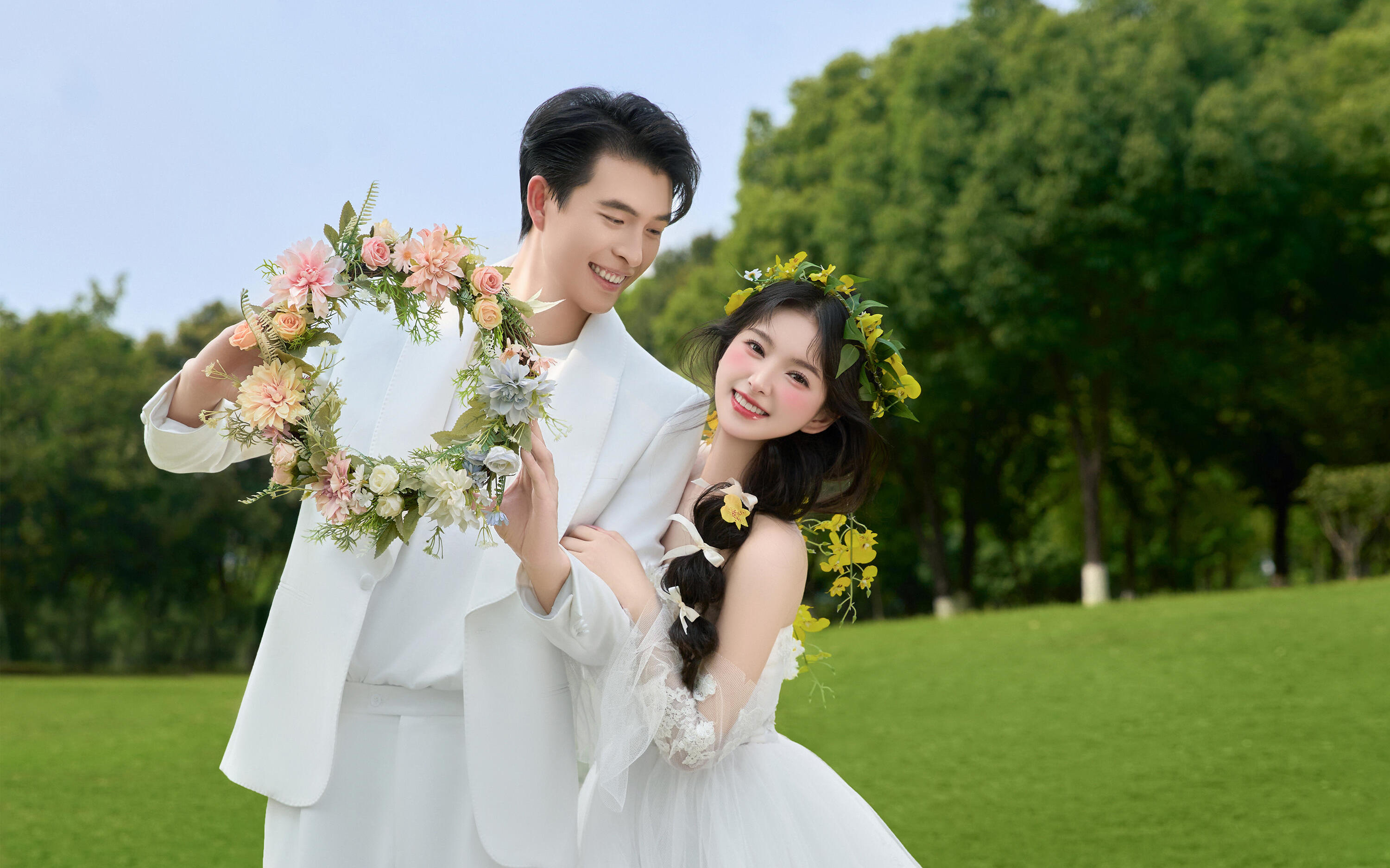 甜度超標(biāo)??清新又甜糯的草坪鮮花婚紗照