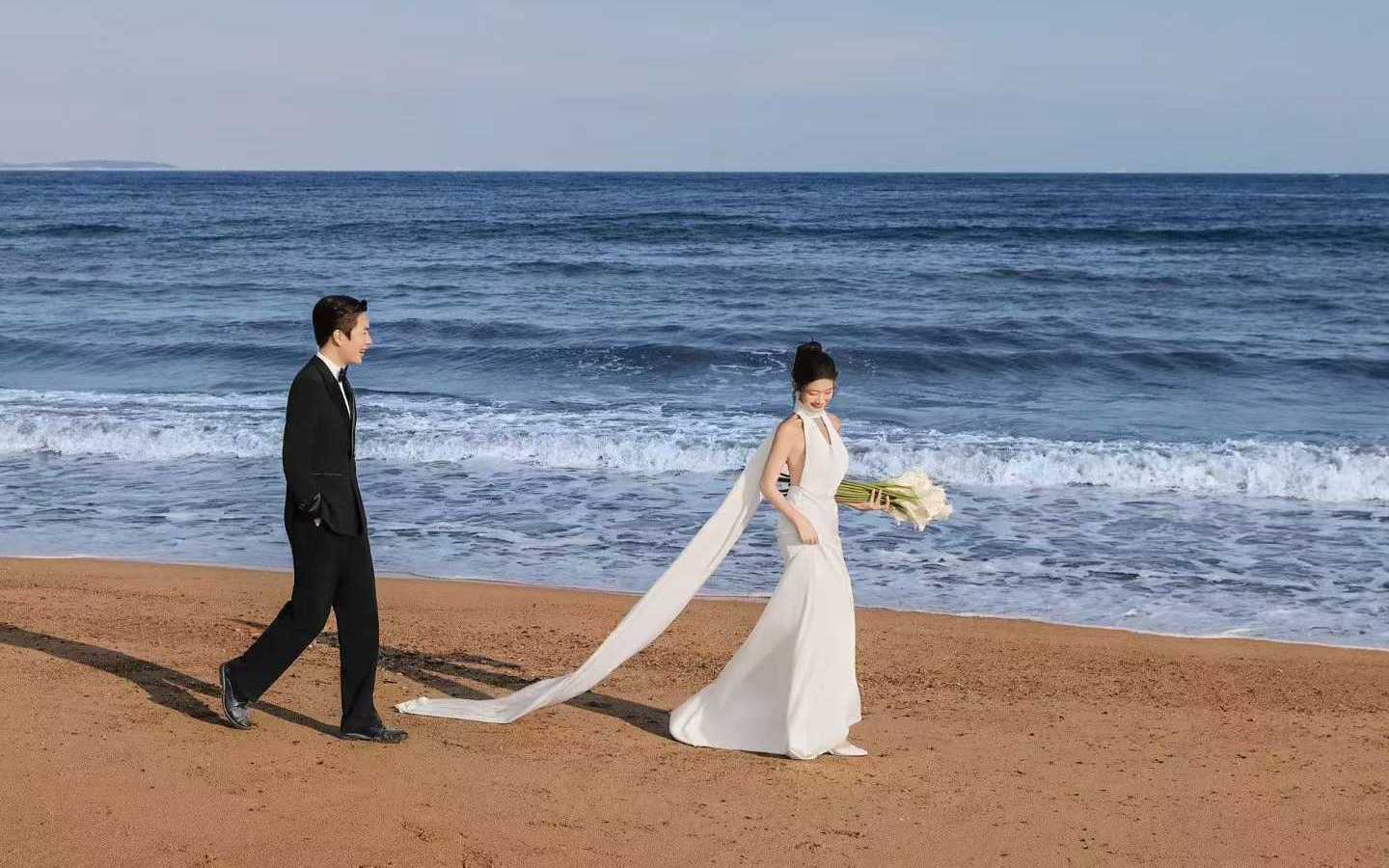 沙灘海浪下的氛圍感婚照