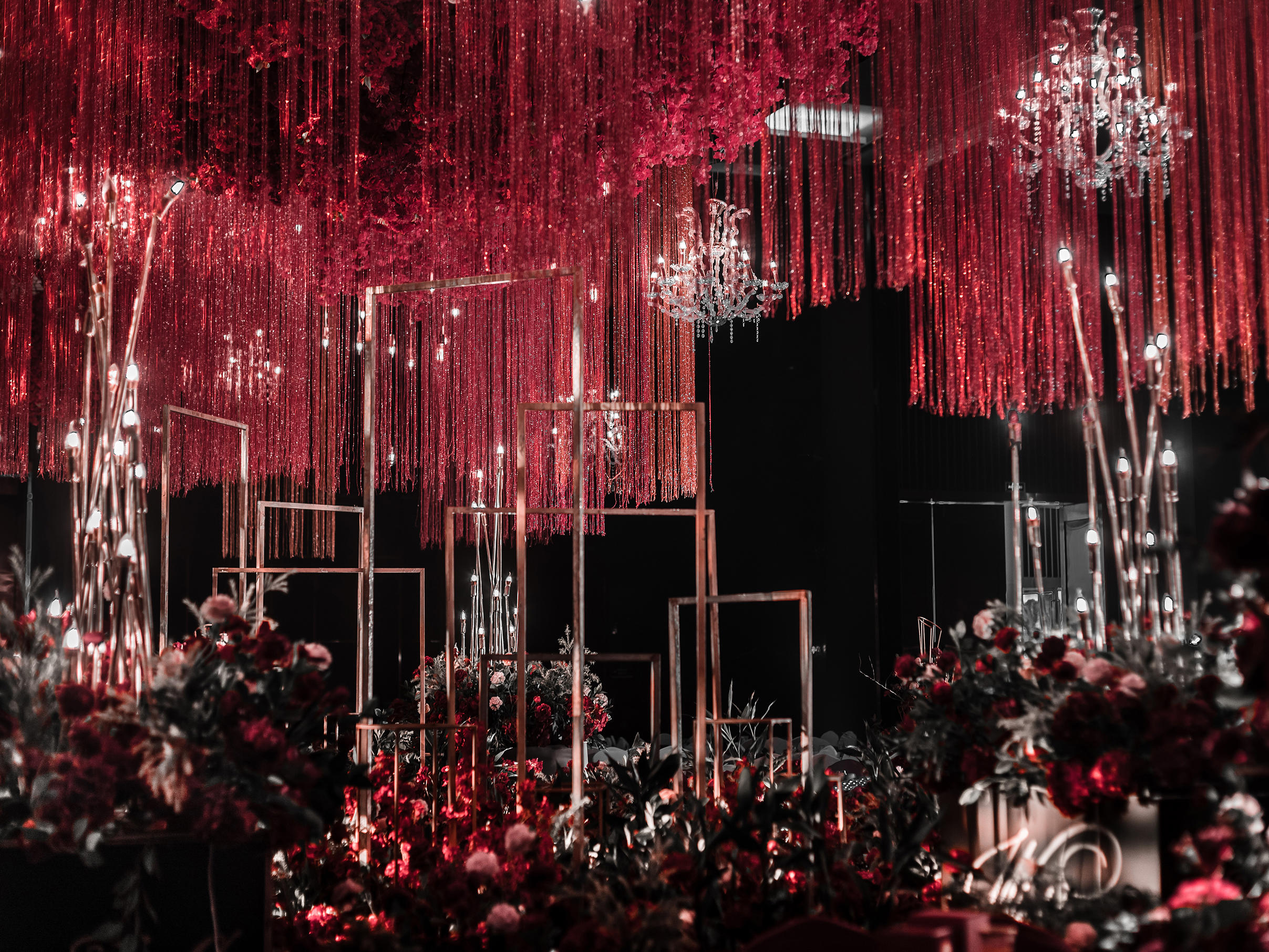 【时尚轻奢】红黑大气婚礼 玫瑰花团+水晶流苏吊顶
