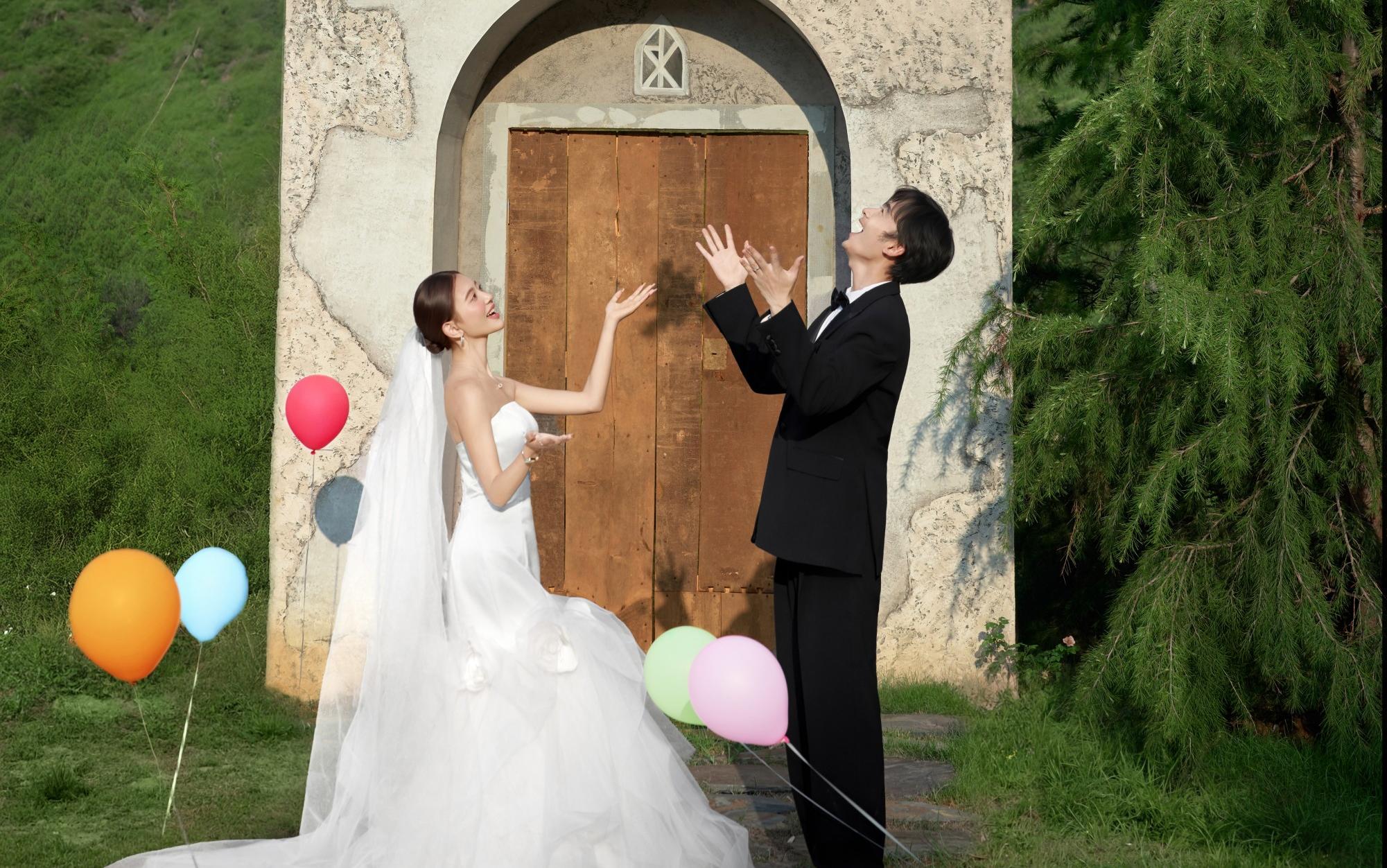 温柔又治愈的森系草坪婚纱照 