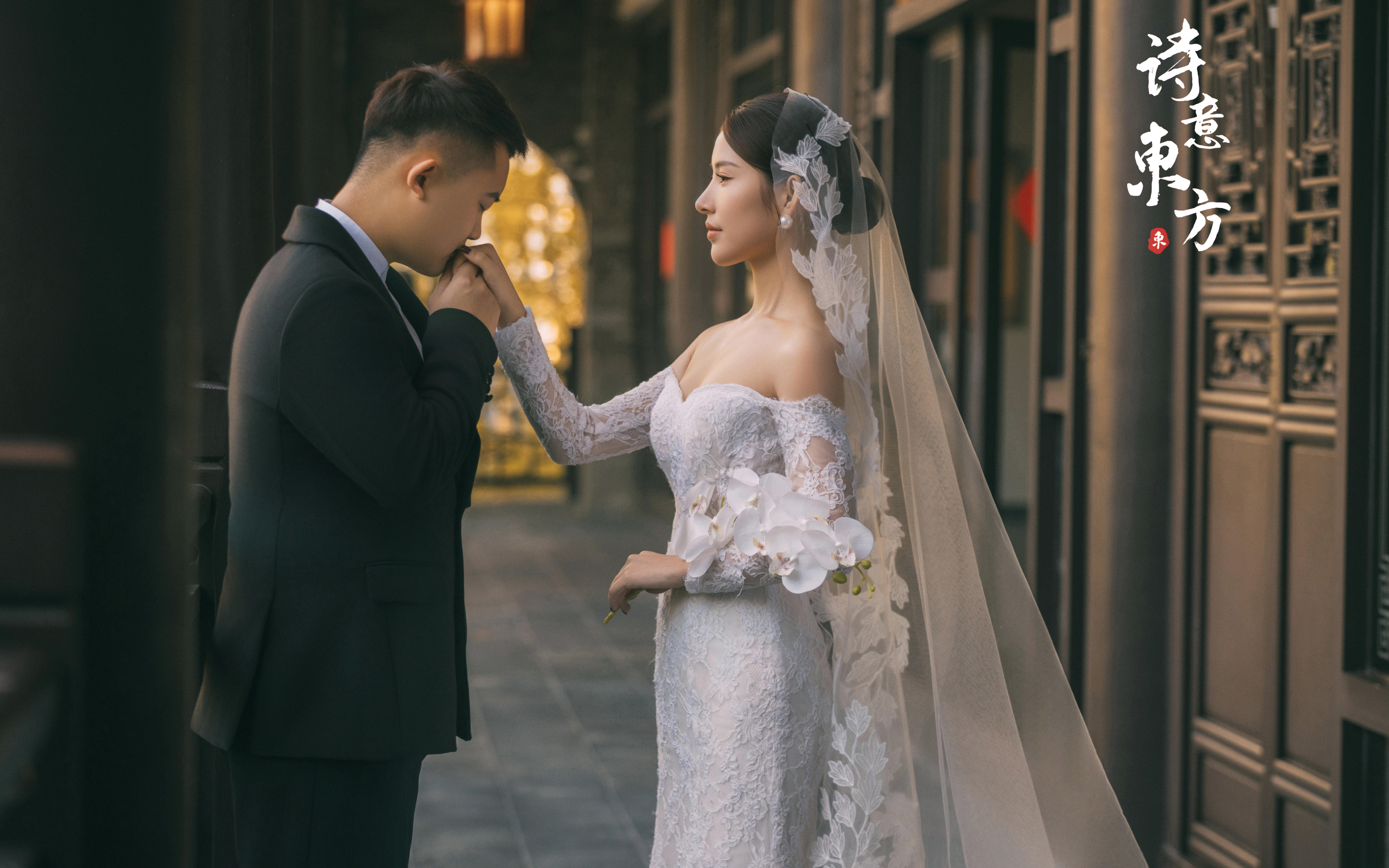 誰(shuí)能拒絕在中式園林里拍一組婚紗照啊~