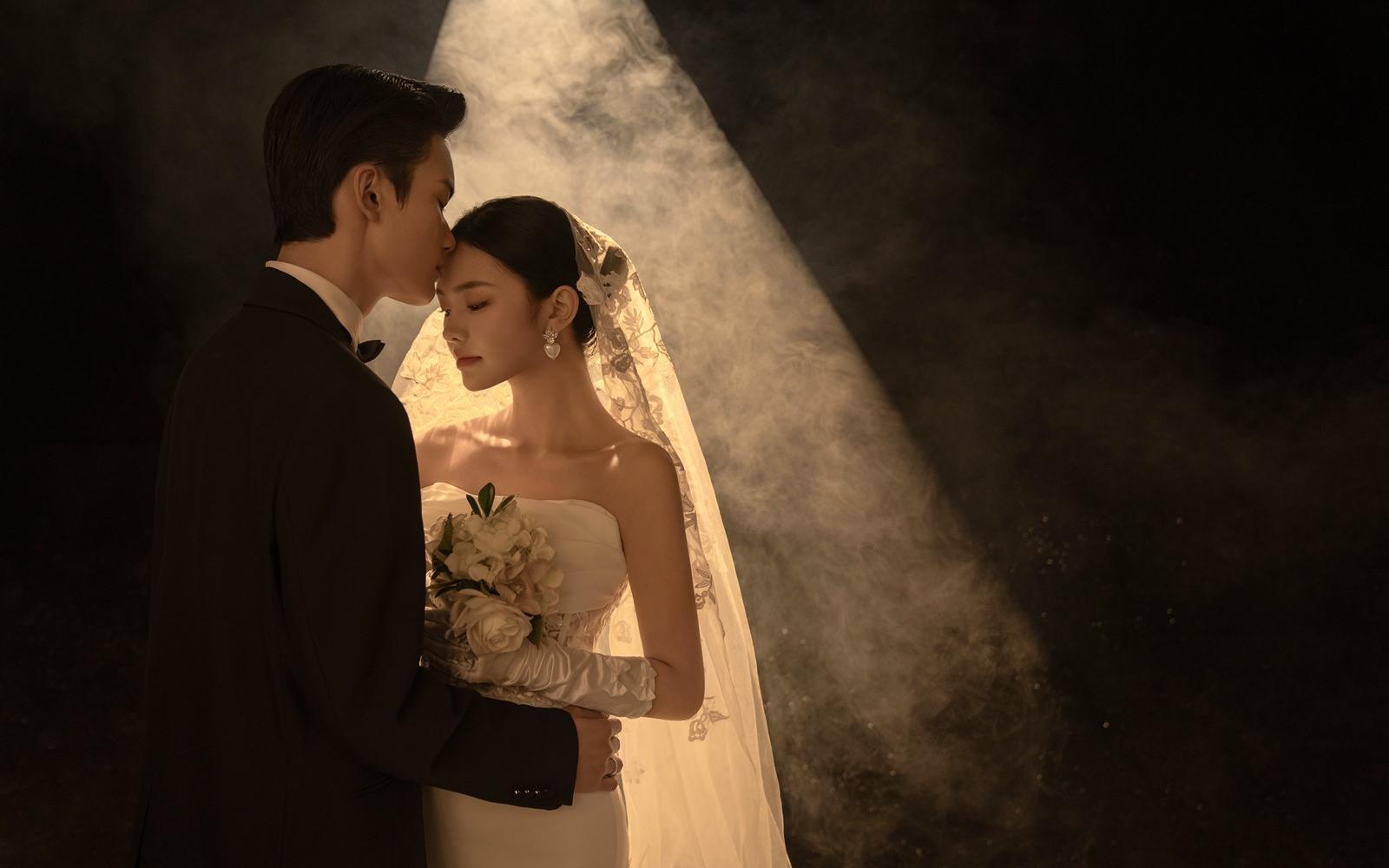 我承认心动了‼️仪式感光影婚纱照太太惊艳了