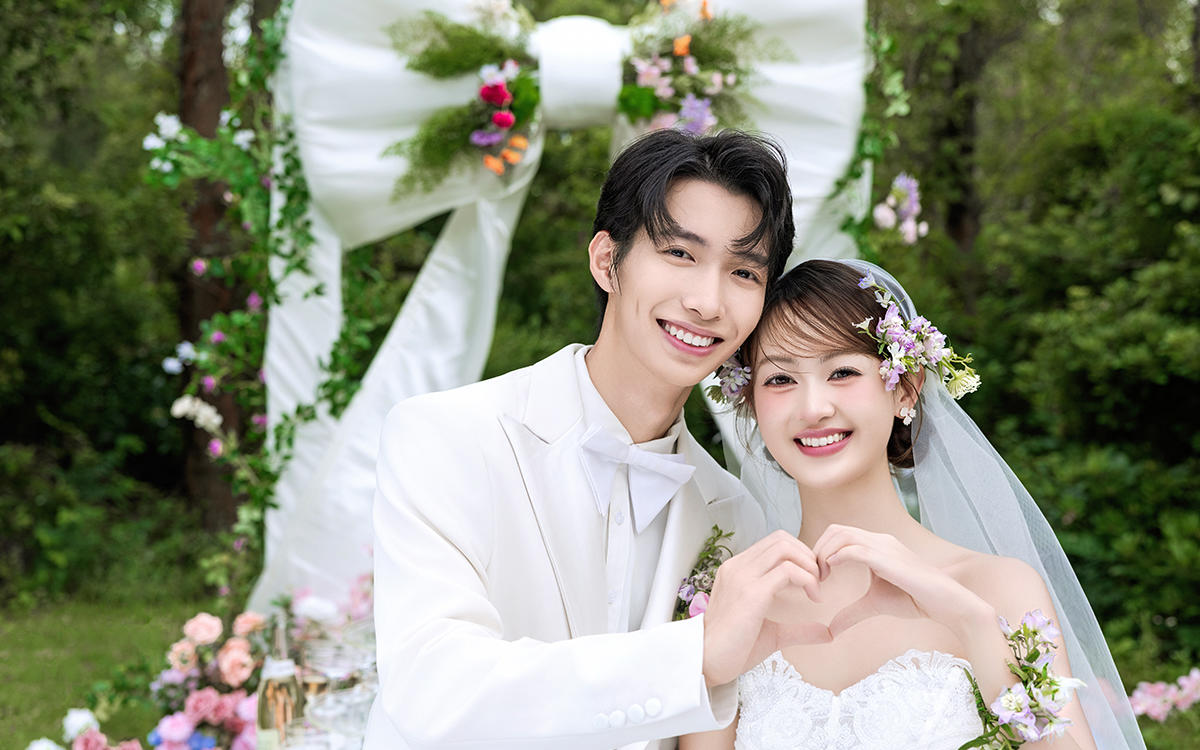 巨型蝴蝶森系草坪婚纱照