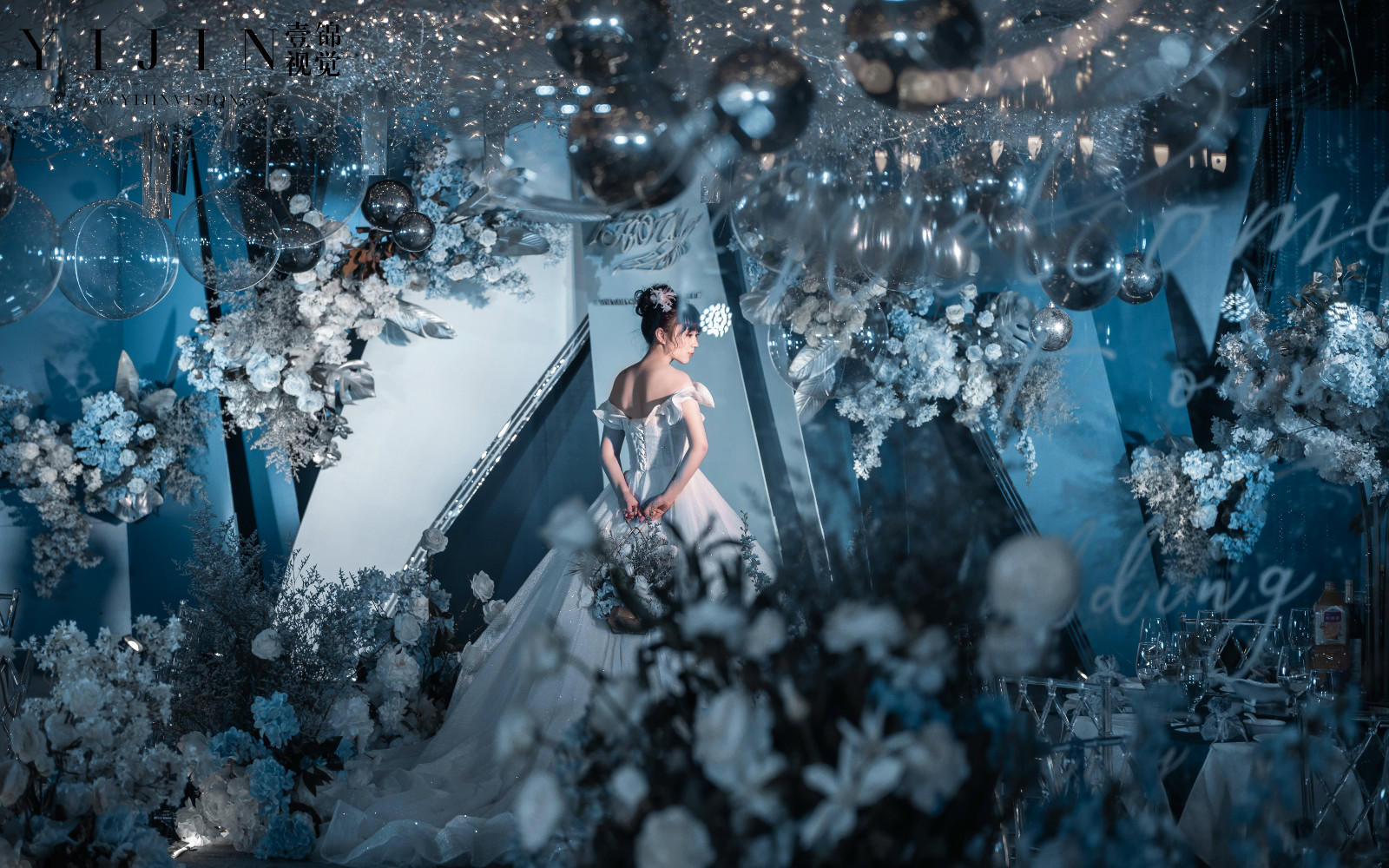 高级灰蓝与象牙白婚纱的碰撞