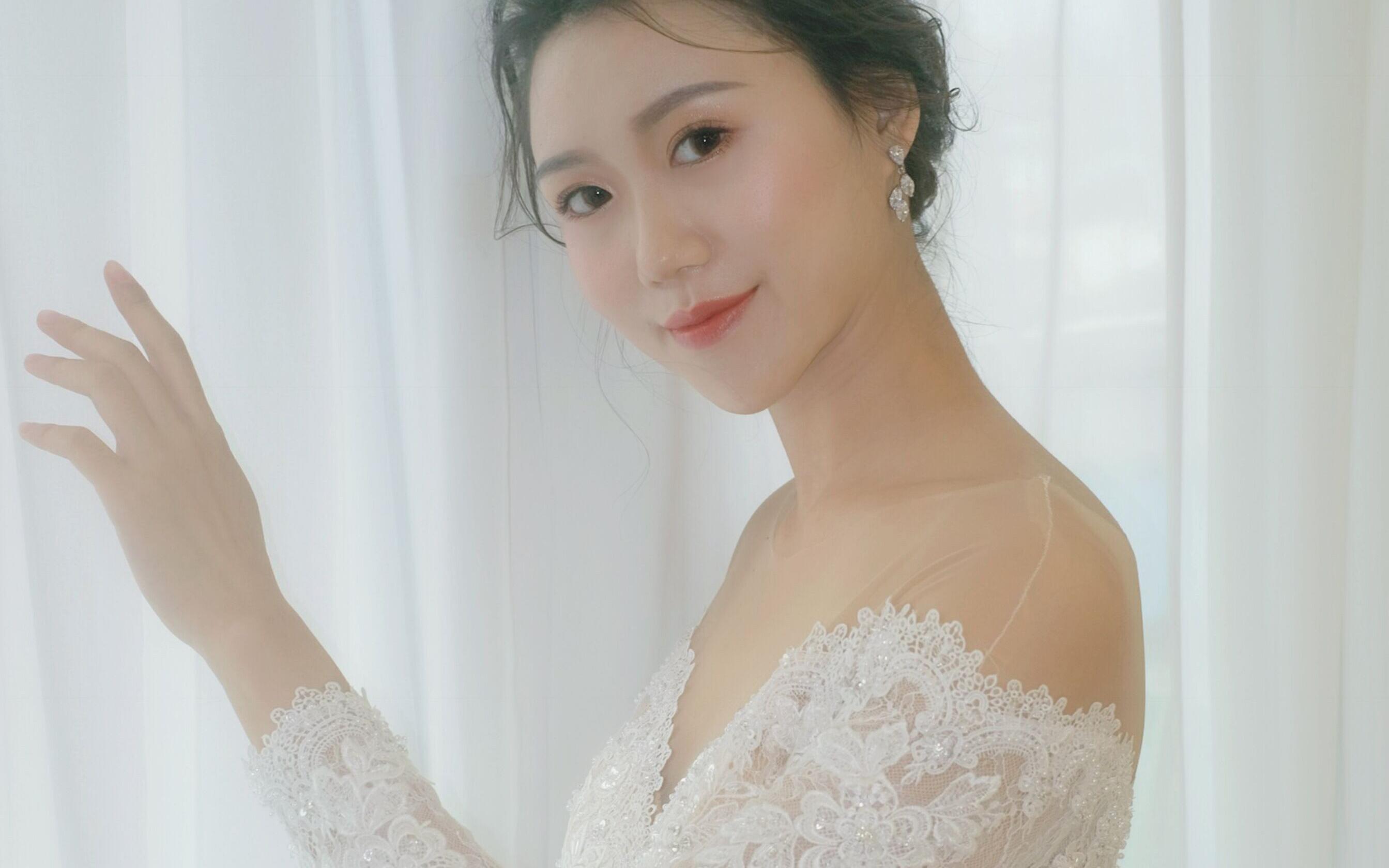 高贵气质款显瘦显高拖尾婚纱