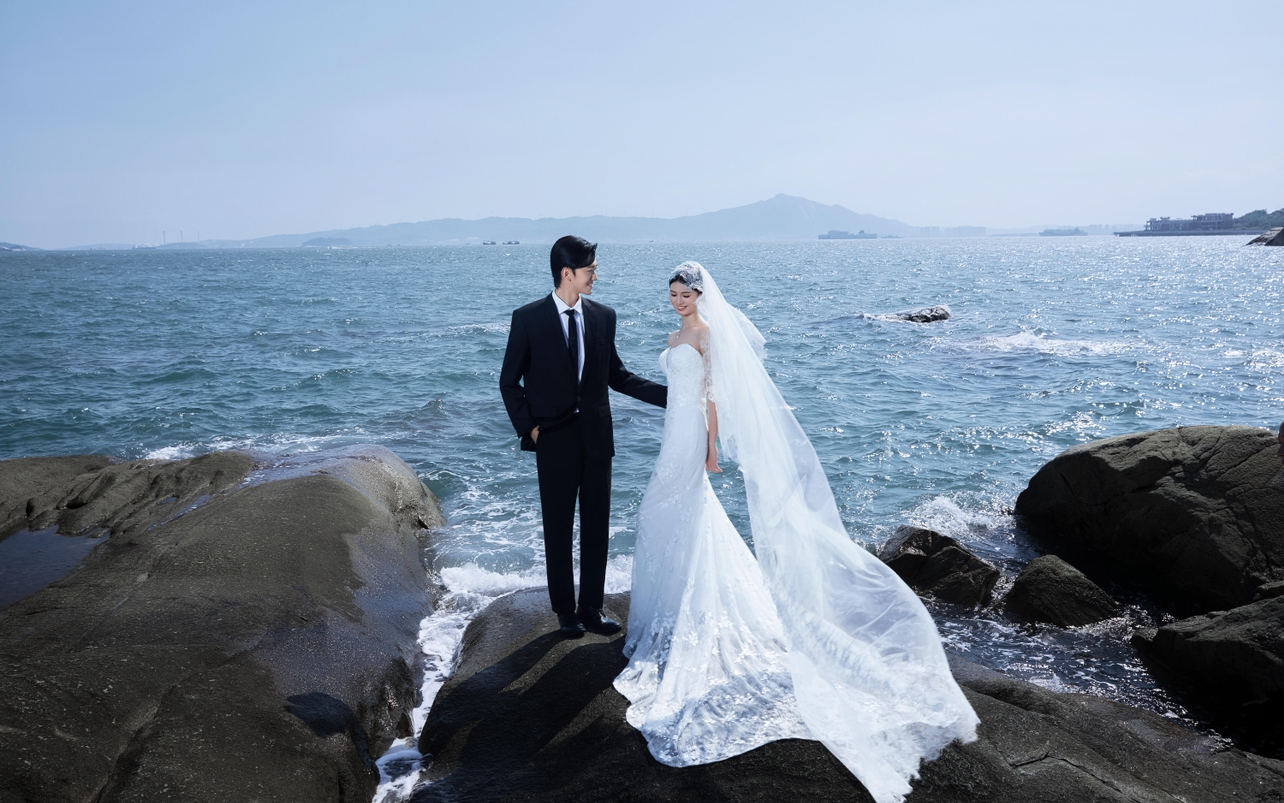 海景礁石婚纱照我愿称之为氛围感之神