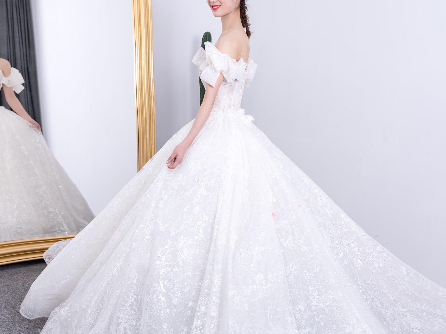 甜美蝴蝶结，洁白亮片大拖尾婚纱