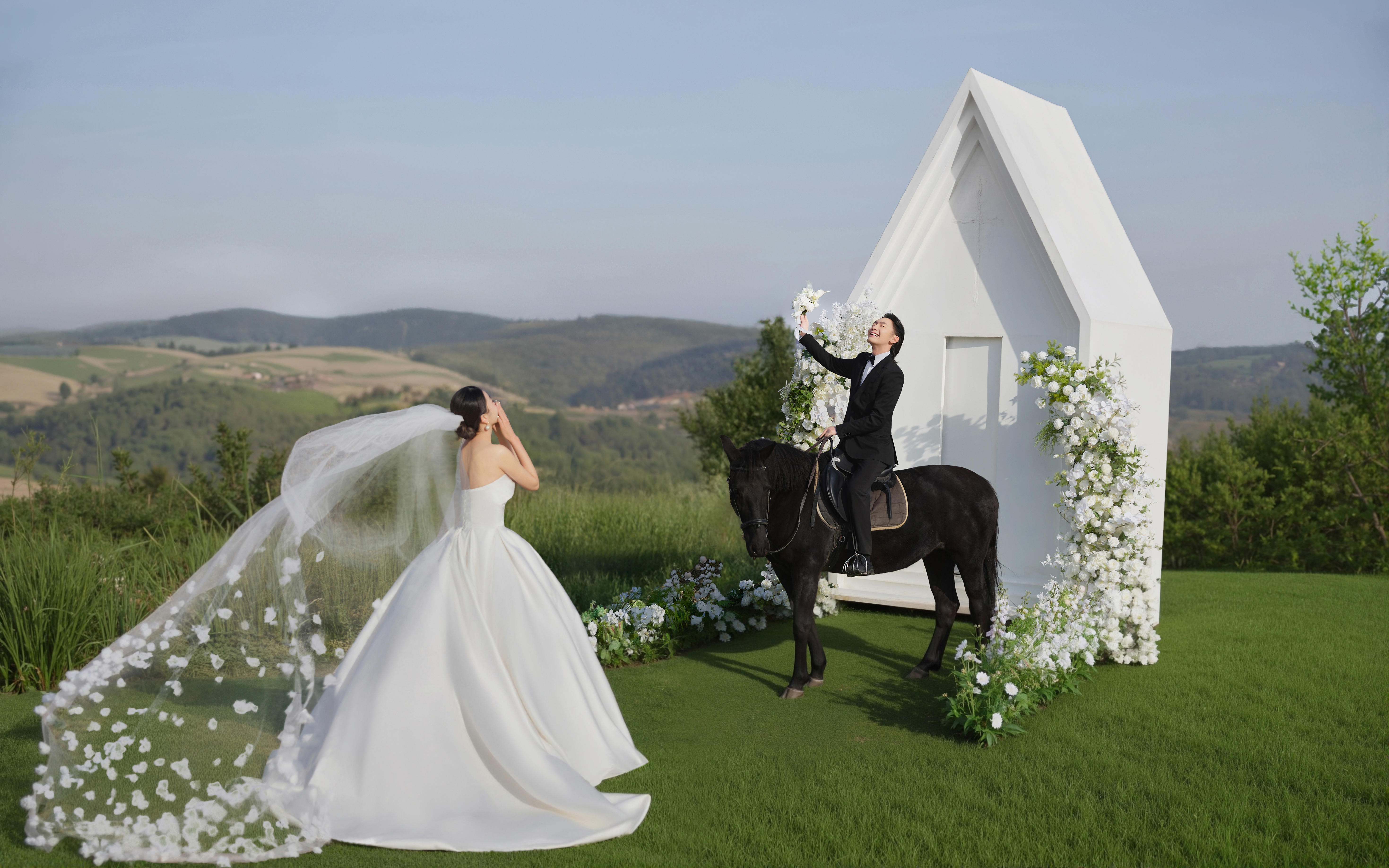 這誰能頂?shù)米“??騎馬拍婚紗照也太浪漫了