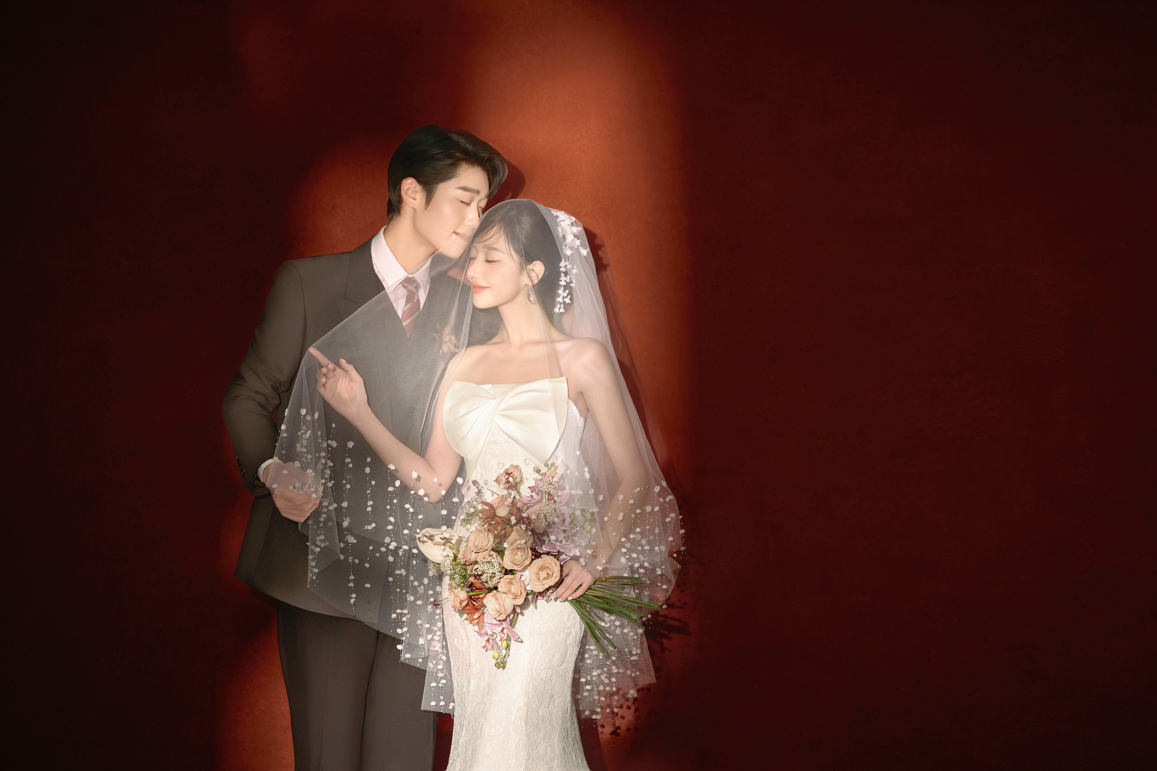 经典永不过时·这抹复古红与光影的高级对话🔴