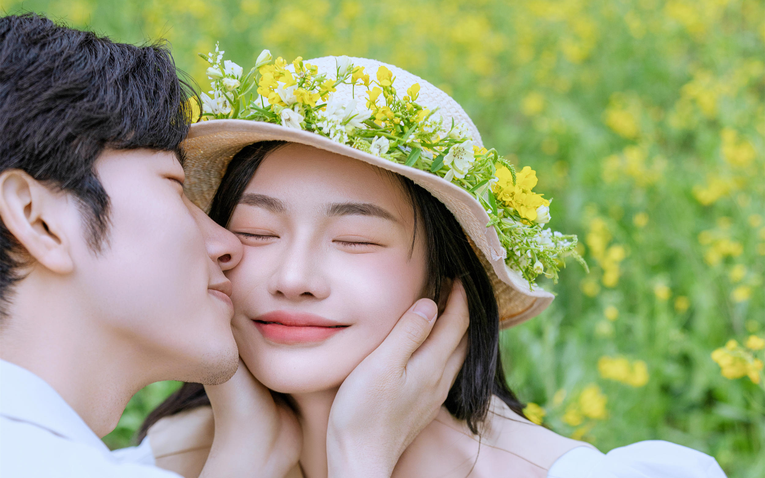 油菜花田里的浪漫婚纱照🌞氧气感十足