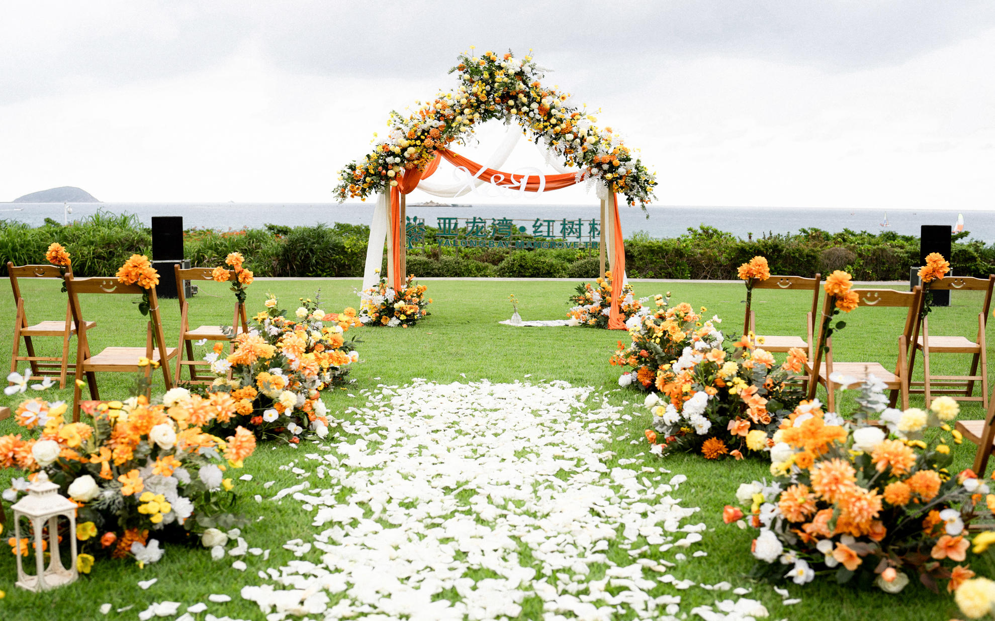 希客/三亚明黄色系草坪婚礼