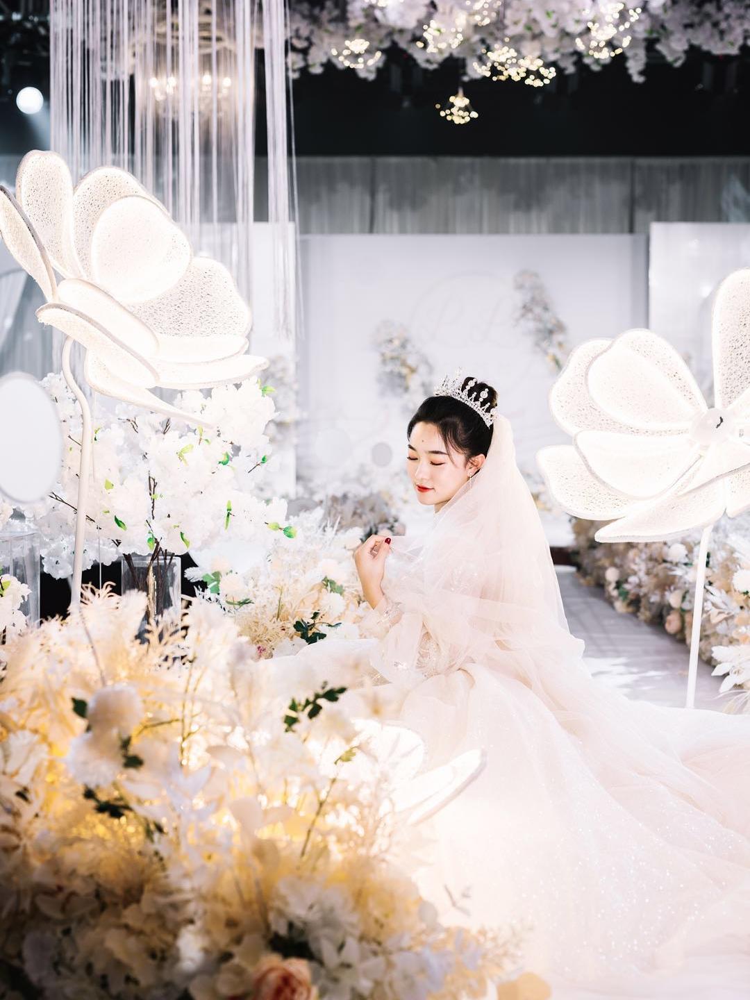 定制齐地婚纱+新娘早妆（提供饰品头纱等）