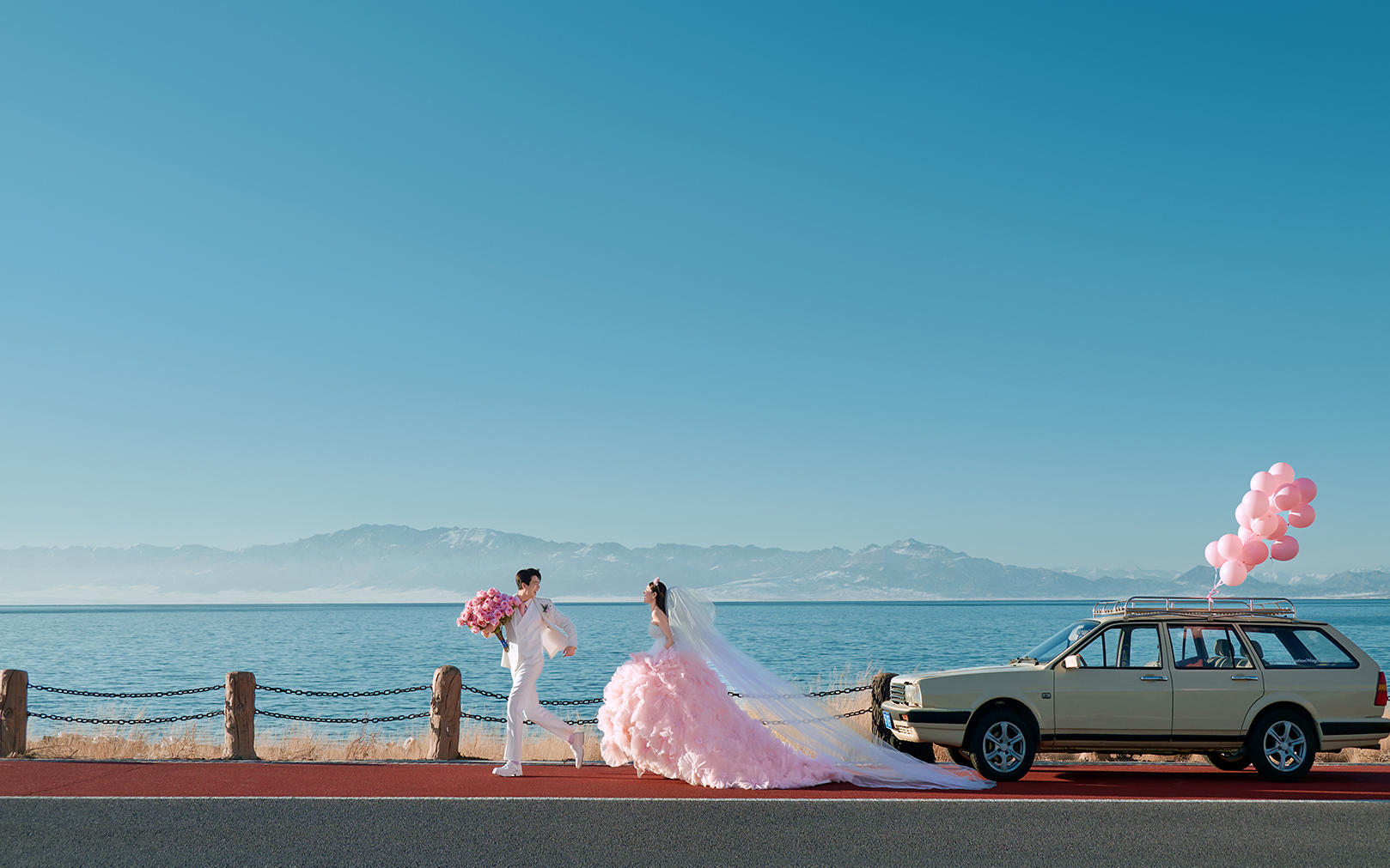 賽里木湖粉紗婚照｜復(fù)古車 + 粉紗的甜酷浪漫