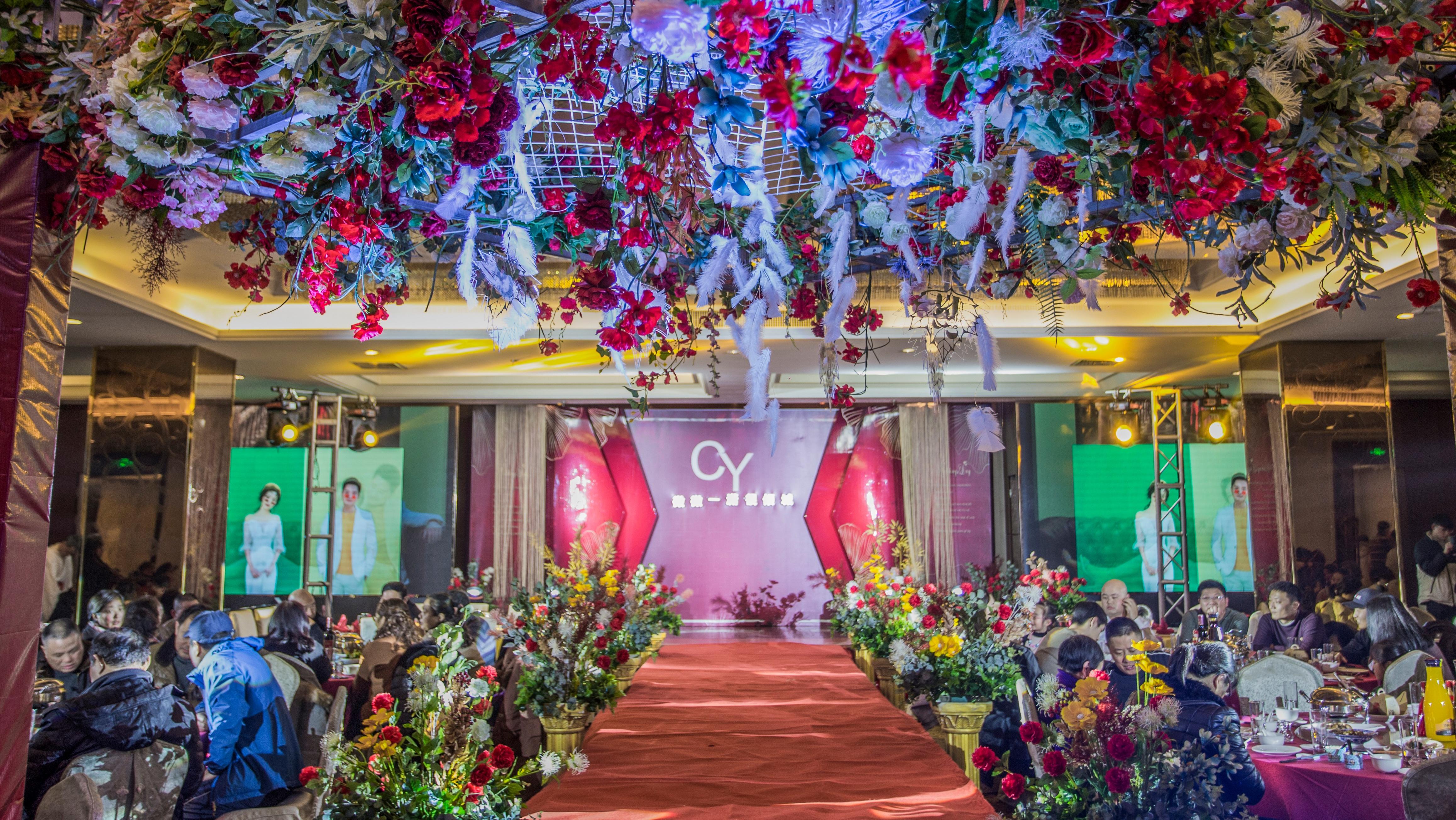 酒红色配金色高端大气新中式