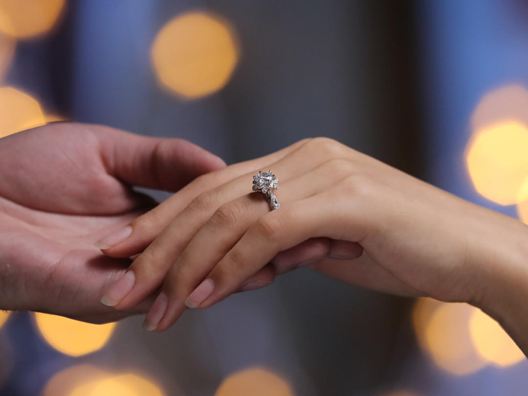 Kismet 18K金求婚戒指—手捧花