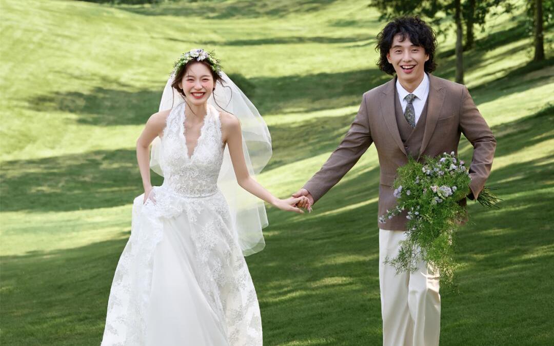 森系草坪婚纱照 与春日的温柔撞个满怀