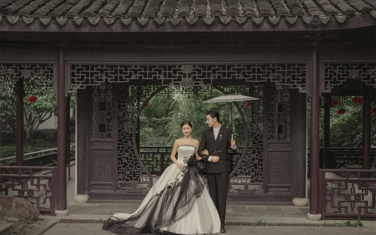 園林池邊黑紗婚紗照??墨色里的愛之詩??