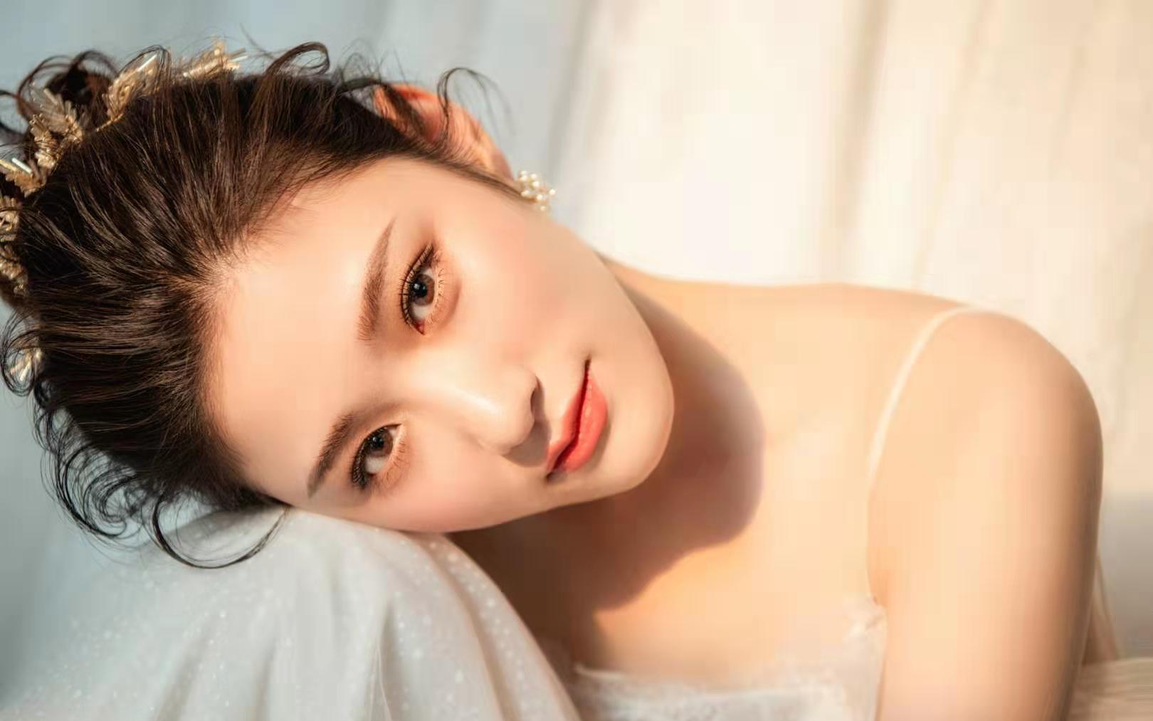 轻盈的发丝，青春洋溢，活泼俏皮，初恋般美好