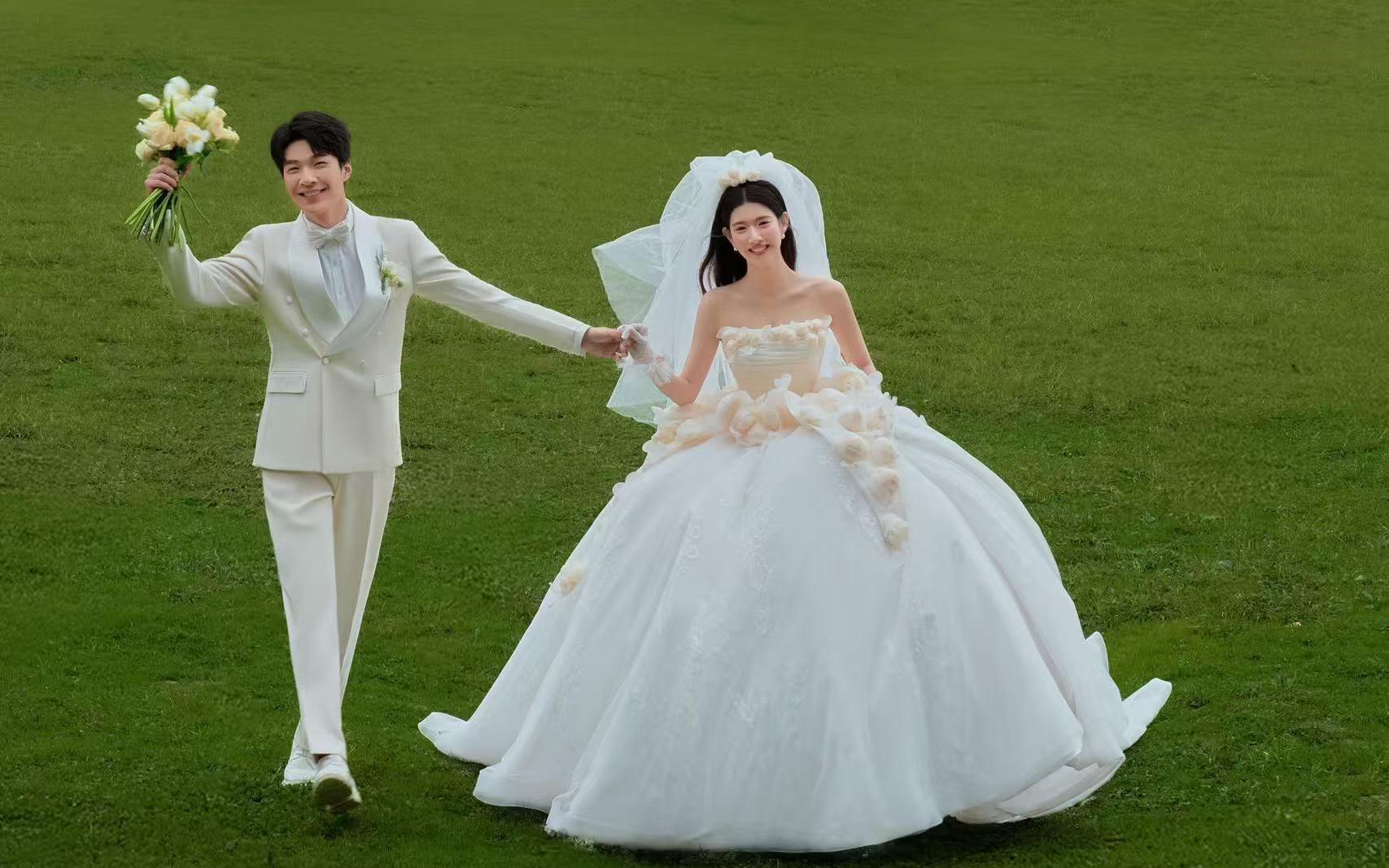 【小清新草坪婚紗照巨巨出片】
