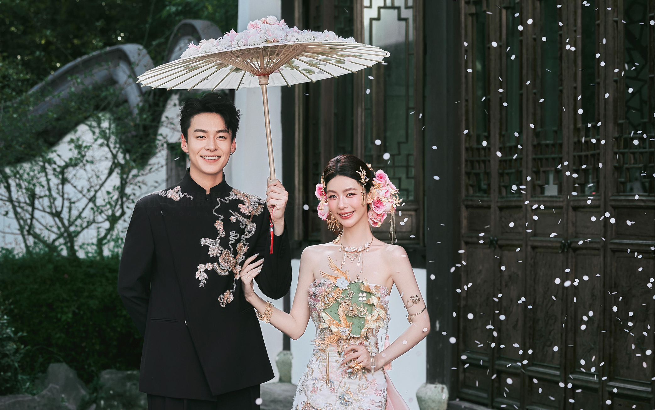 拒绝传统秀禾｜甜美粉调新中式婚纱照美晕了