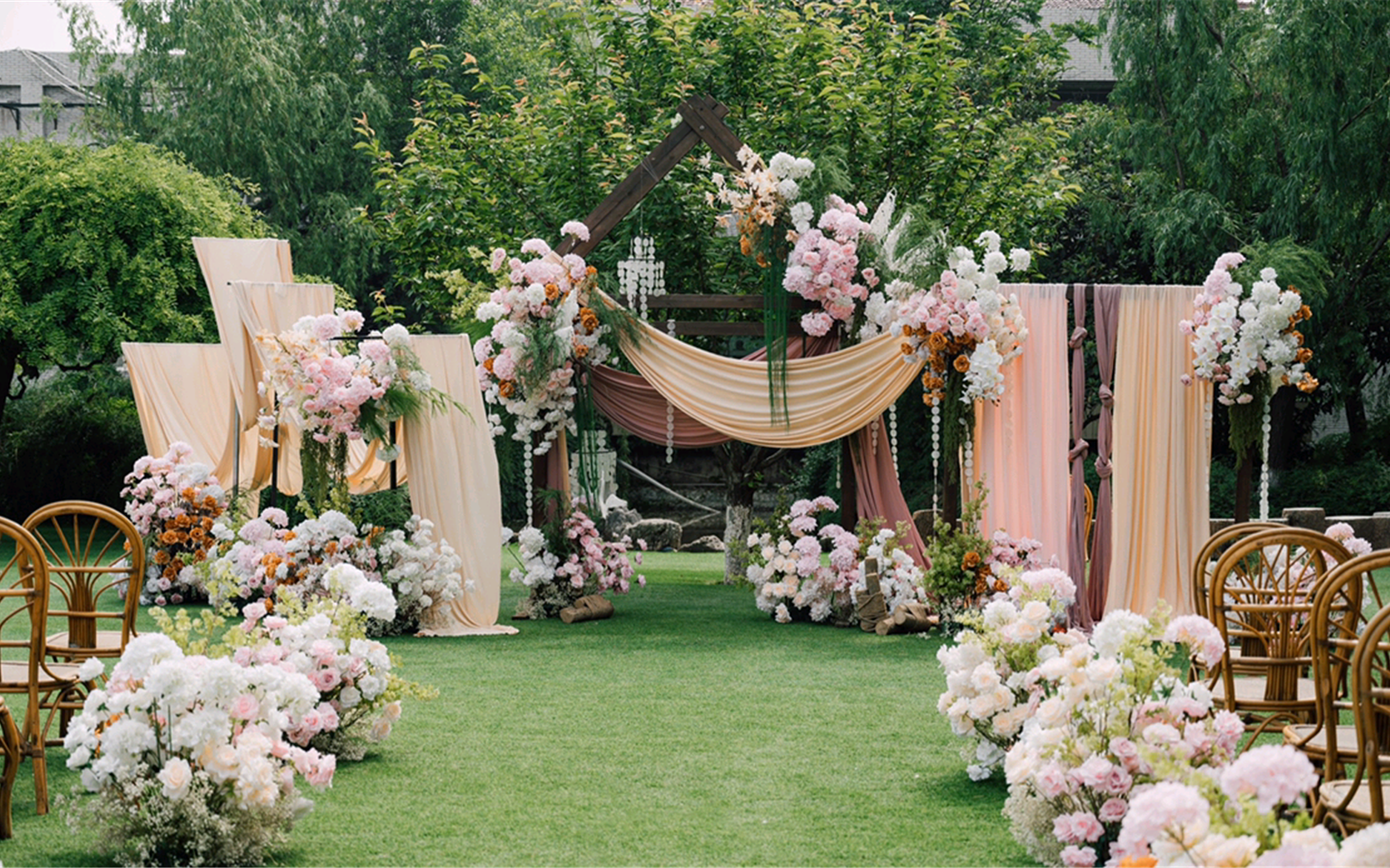 温柔且浪漫的粉色户外婚礼