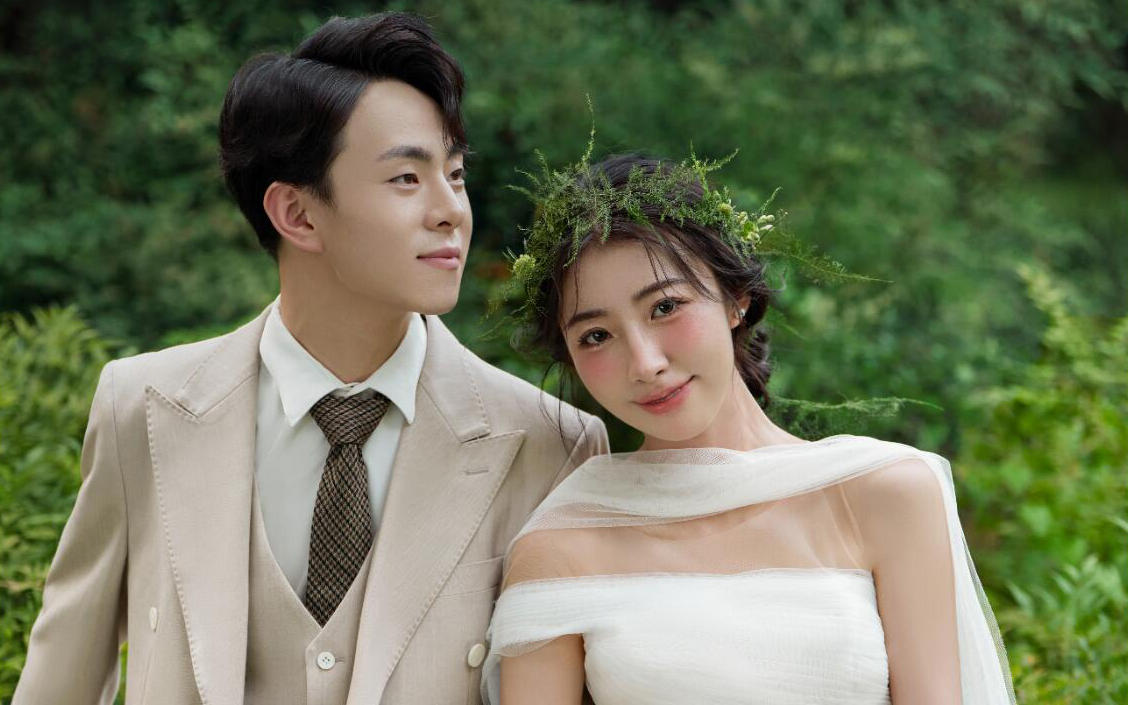 【美到失語(yǔ)的治愈系草坪婚紗照】