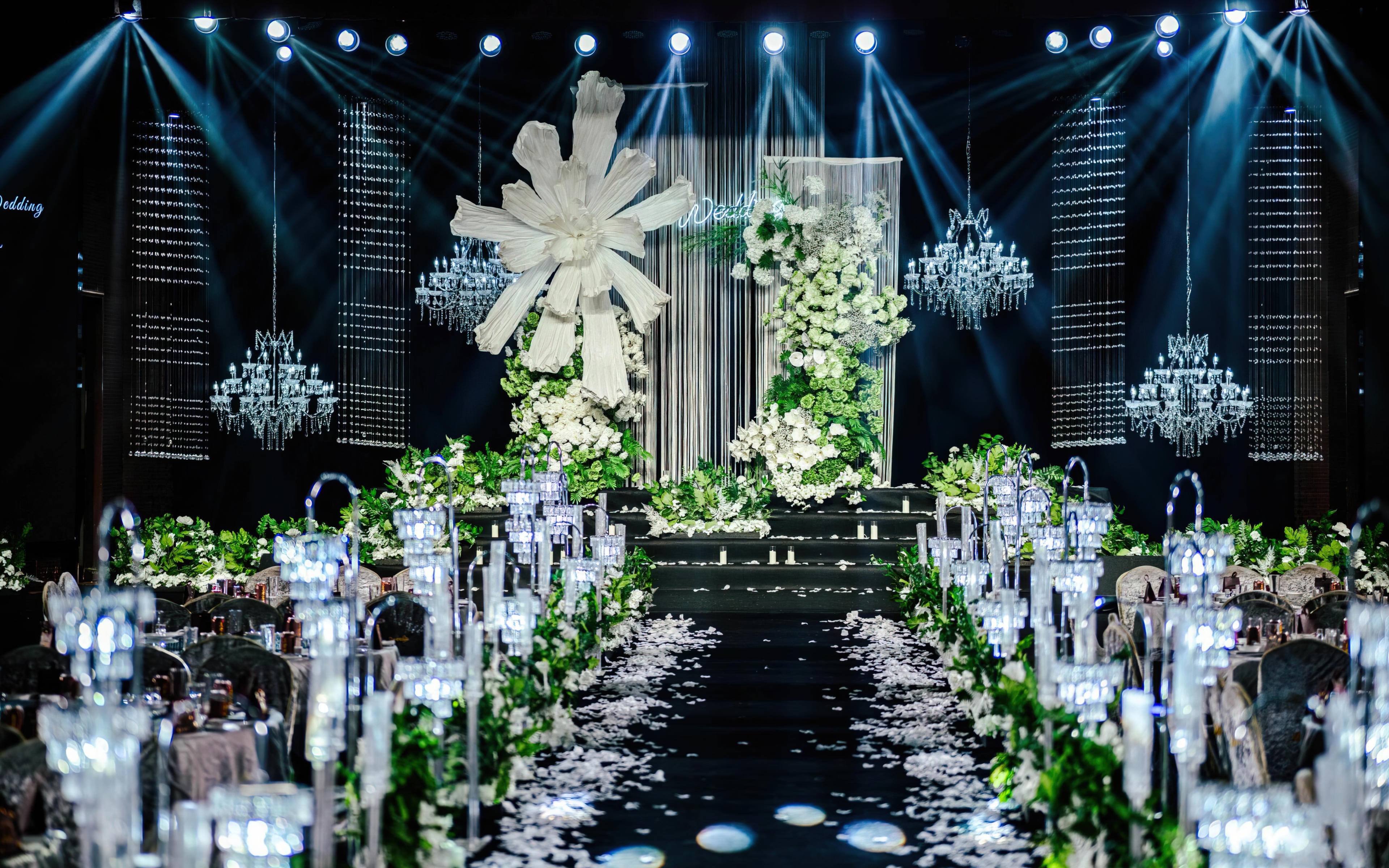 白绿水晶映衬浪漫婚礼时刻