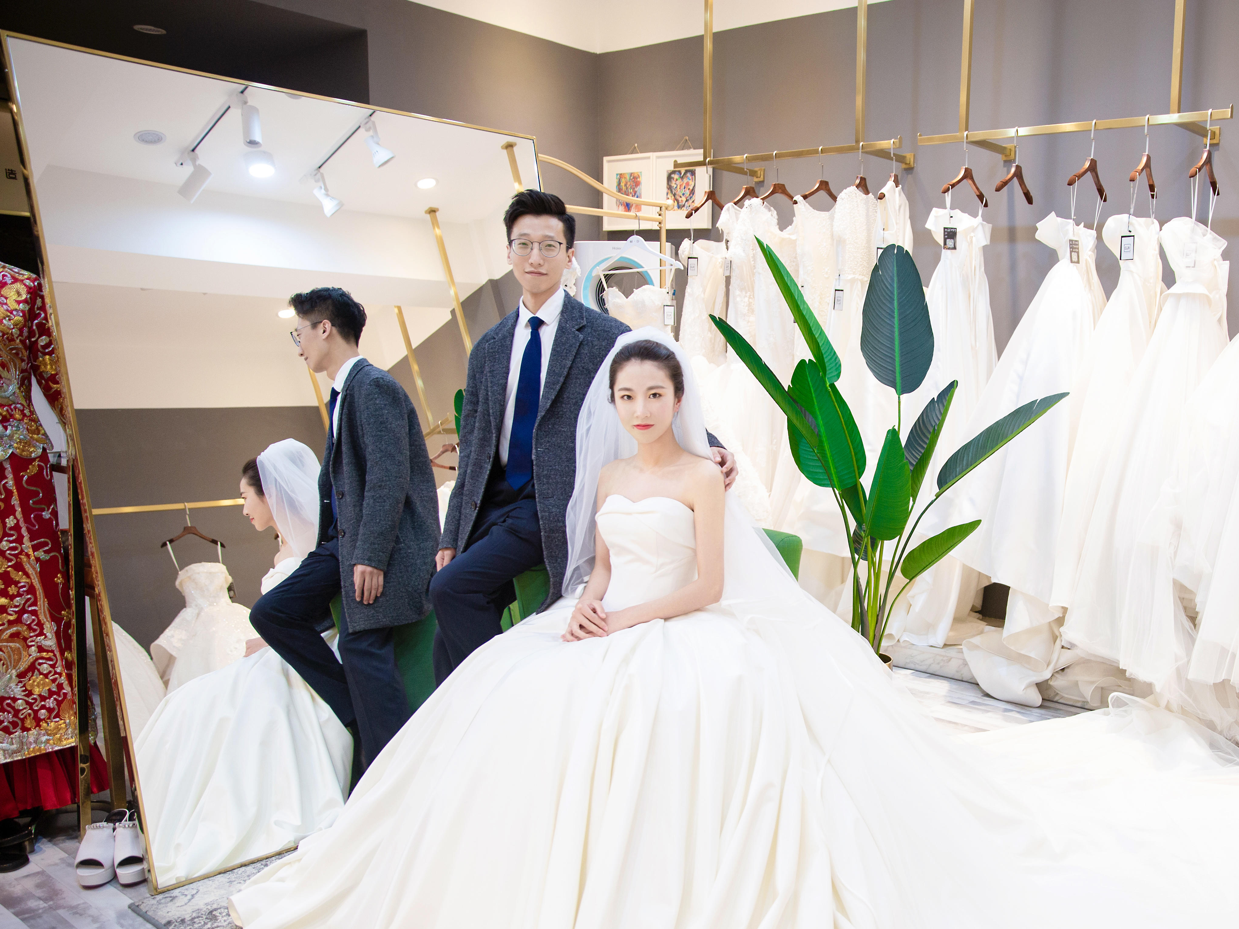 【艾拉婚纱】主纱+秀禾+敬酒3280 超值特惠