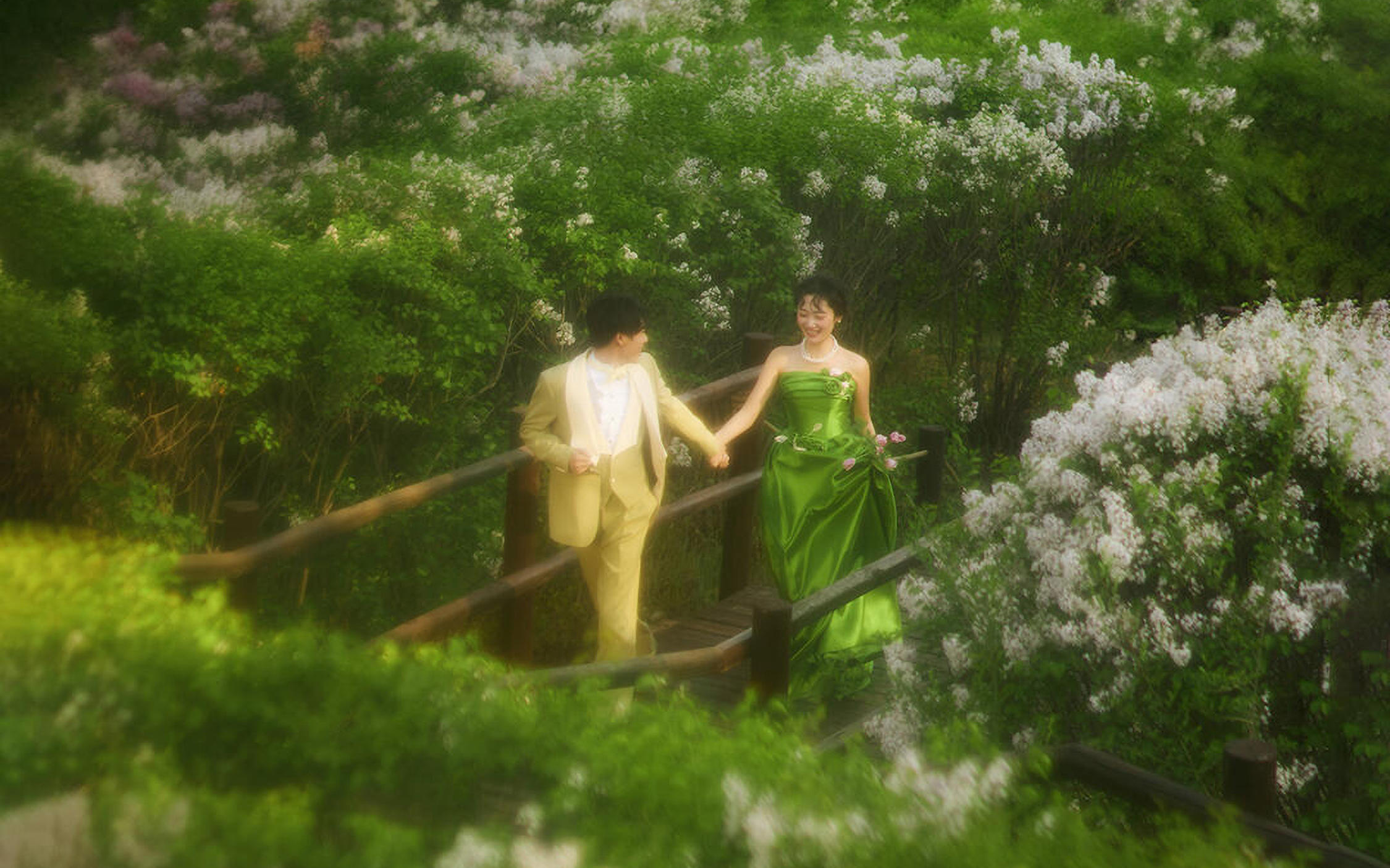 光影在森野间穿梭，绿调电影感婚纱照 森系婚纱照