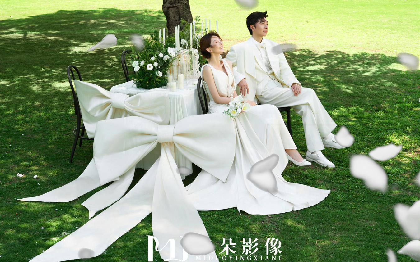 独属草坪婚纱照的松弛感🍃这套真的很戳我