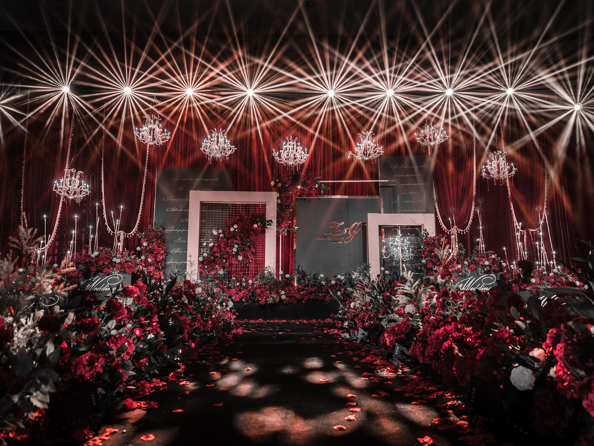 【时尚轻奢】红黑大气婚礼 玫瑰花团+水晶流苏吊顶