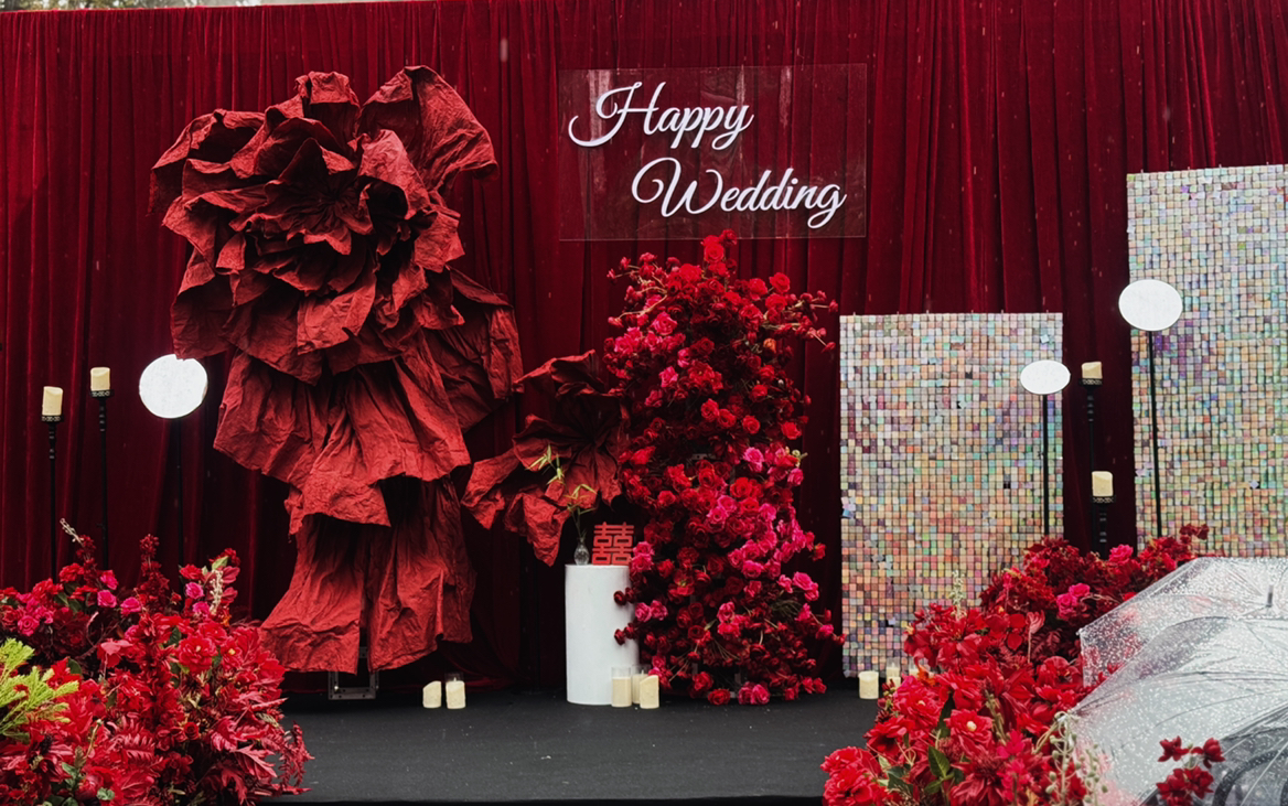 家门口绽放大红花，见证幸福婚礼时刻