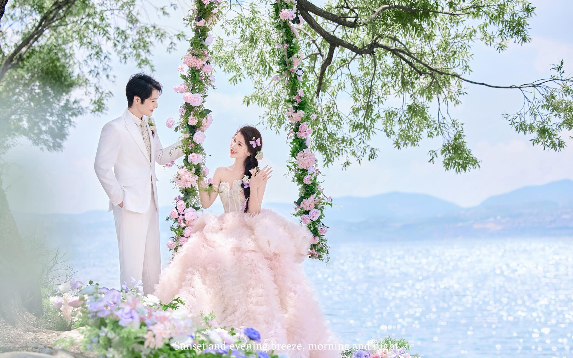 花团锦簇的秋千唯美的像一部浪漫电影