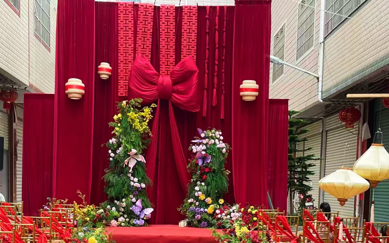 当下流行户外红色挑高蝴蝶结布幔背景