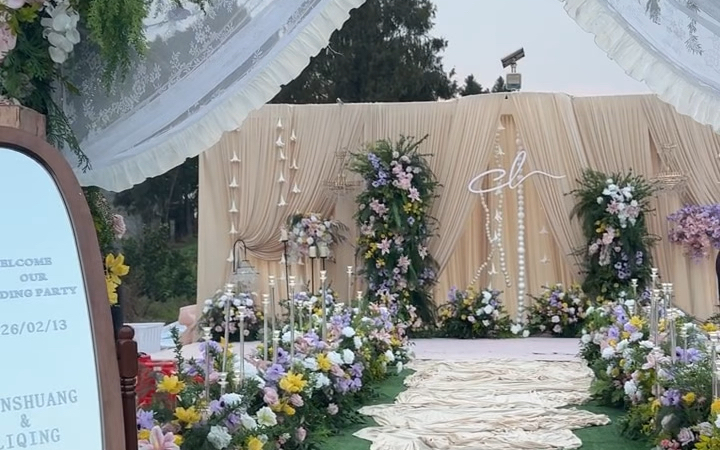 自然风草坪婚礼花艺布置