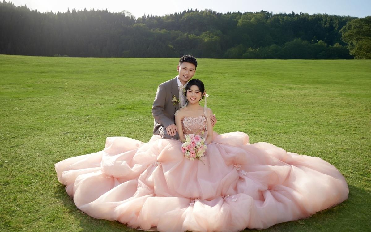 心灵暴击 公主裙遇上草坪婚纱照美到没边