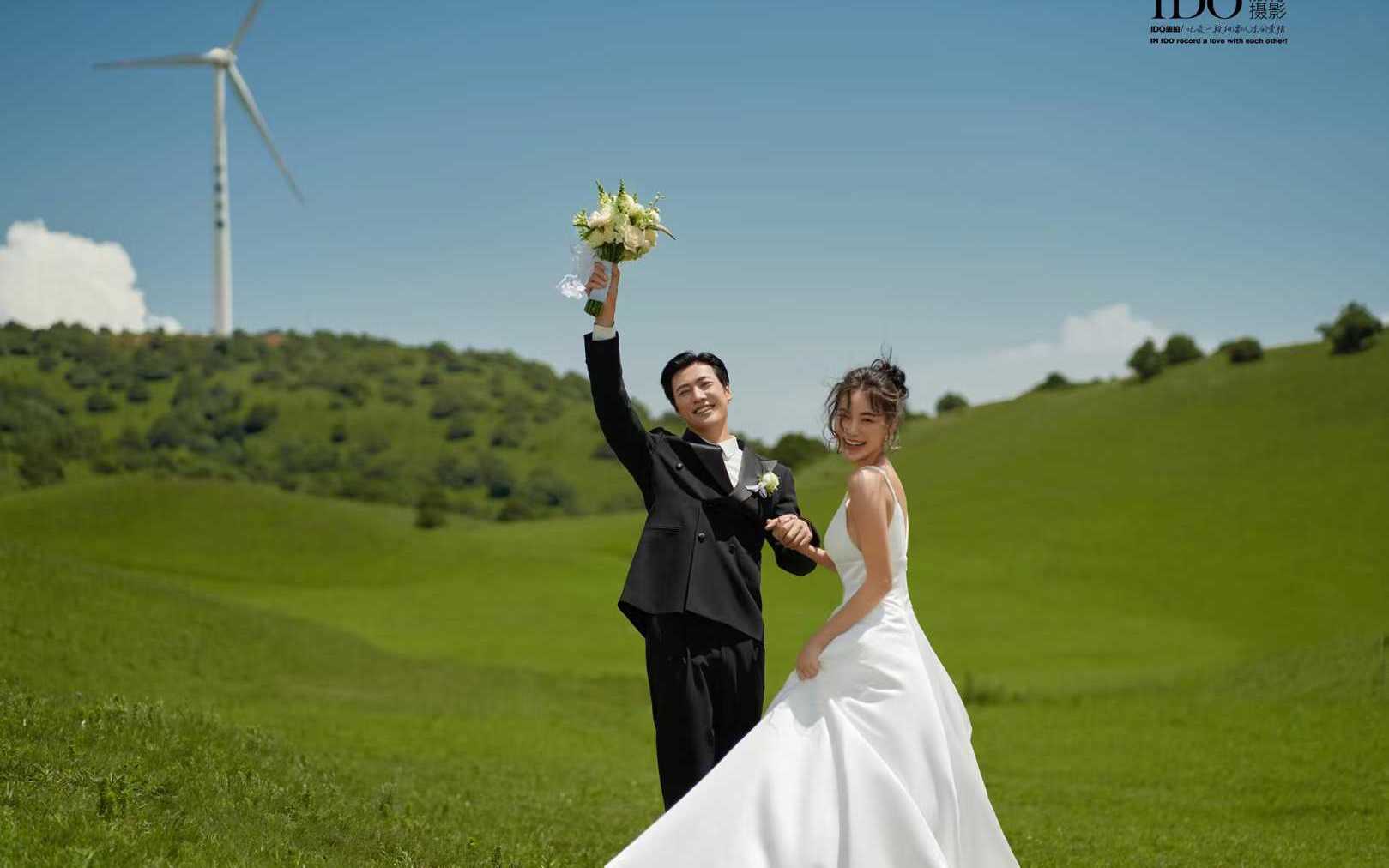 草原户外清新婚纱照：风电山下的自然系浪漫