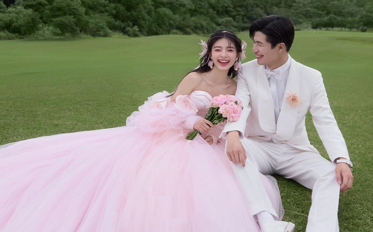 甜过初恋💕的粉纱草坪婚纱照,可以这么浪漫