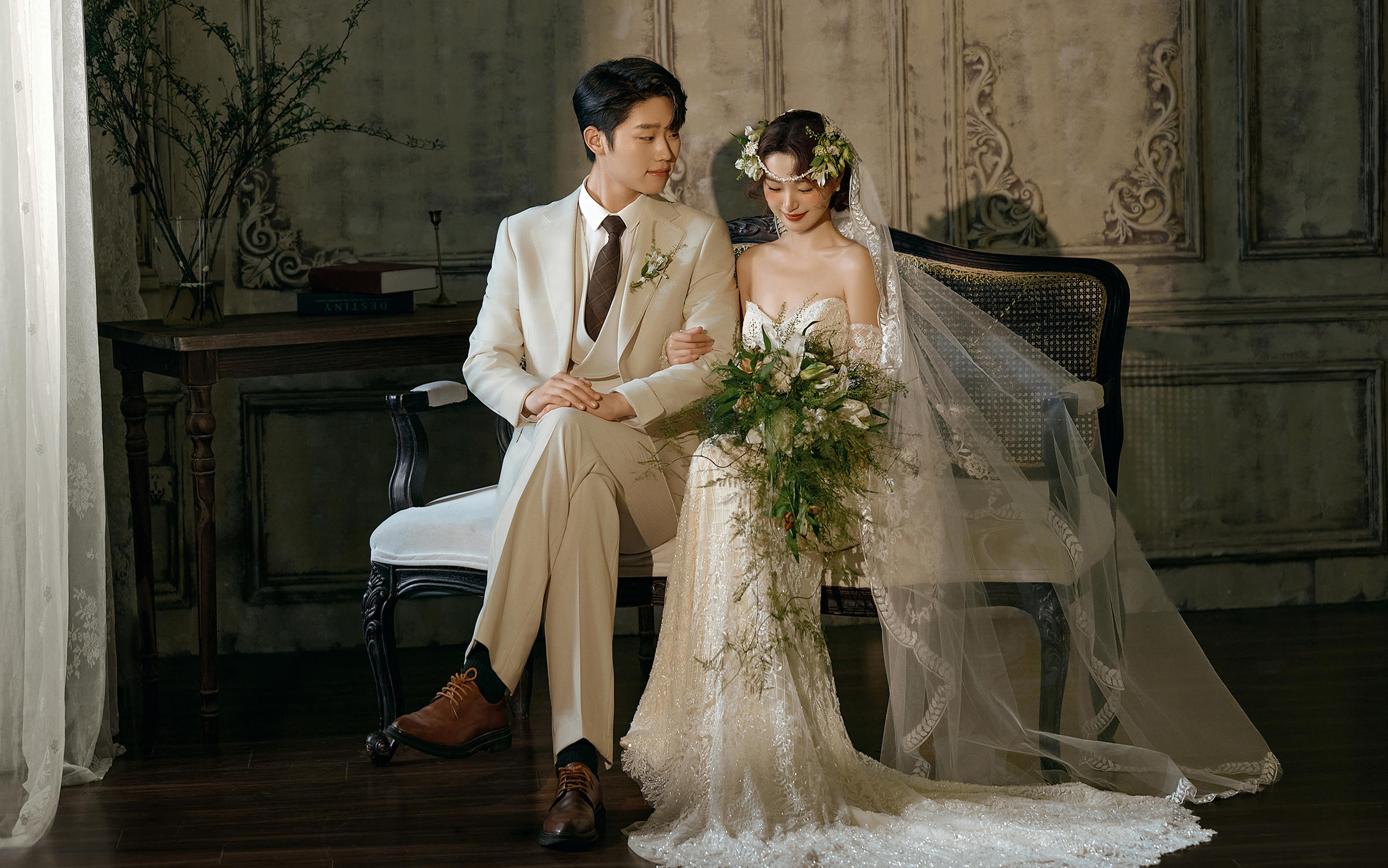 【法式復(fù)古婚紗照】絲絨綴浪漫，婚照漾開復(fù)古柔波